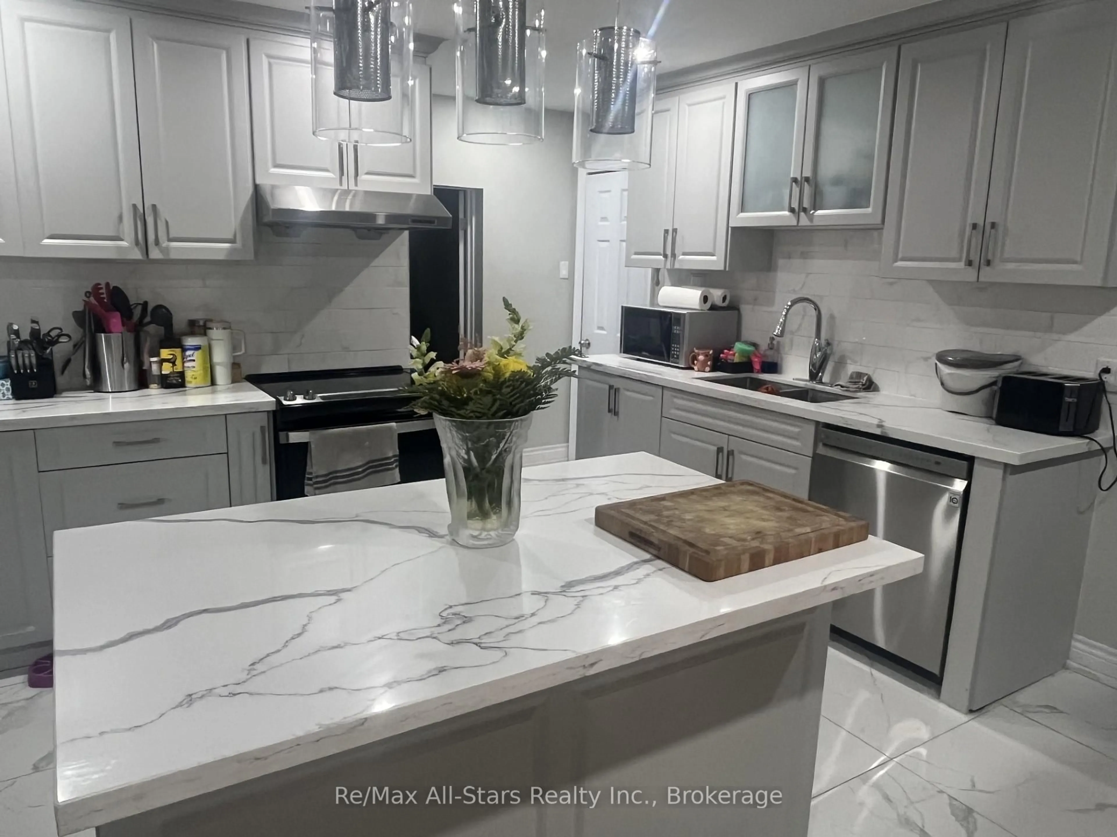 Open concept kitchen, ceramic/tile floor for 40 Elliot St, Kawartha Lakes Ontario K0M 1N0
