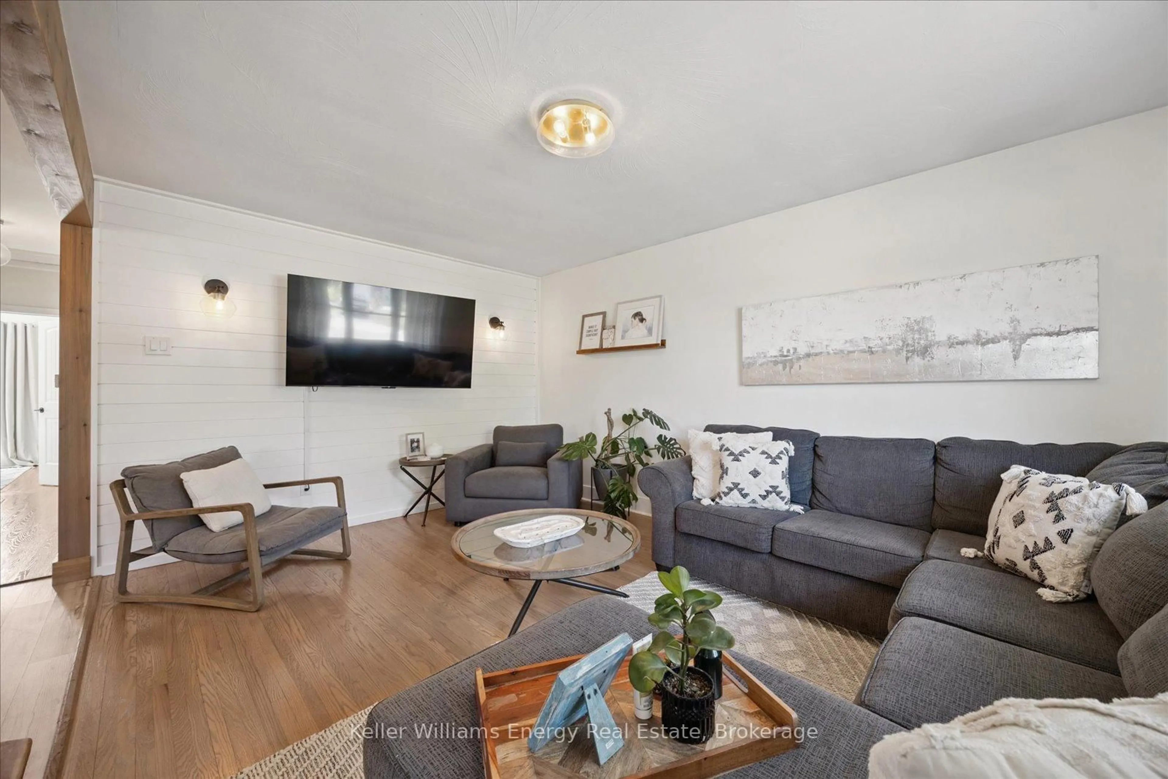 Living room with furniture, wood/laminate floor for 19 Ralston Dr, Port Hope Ontario L1A 2C2