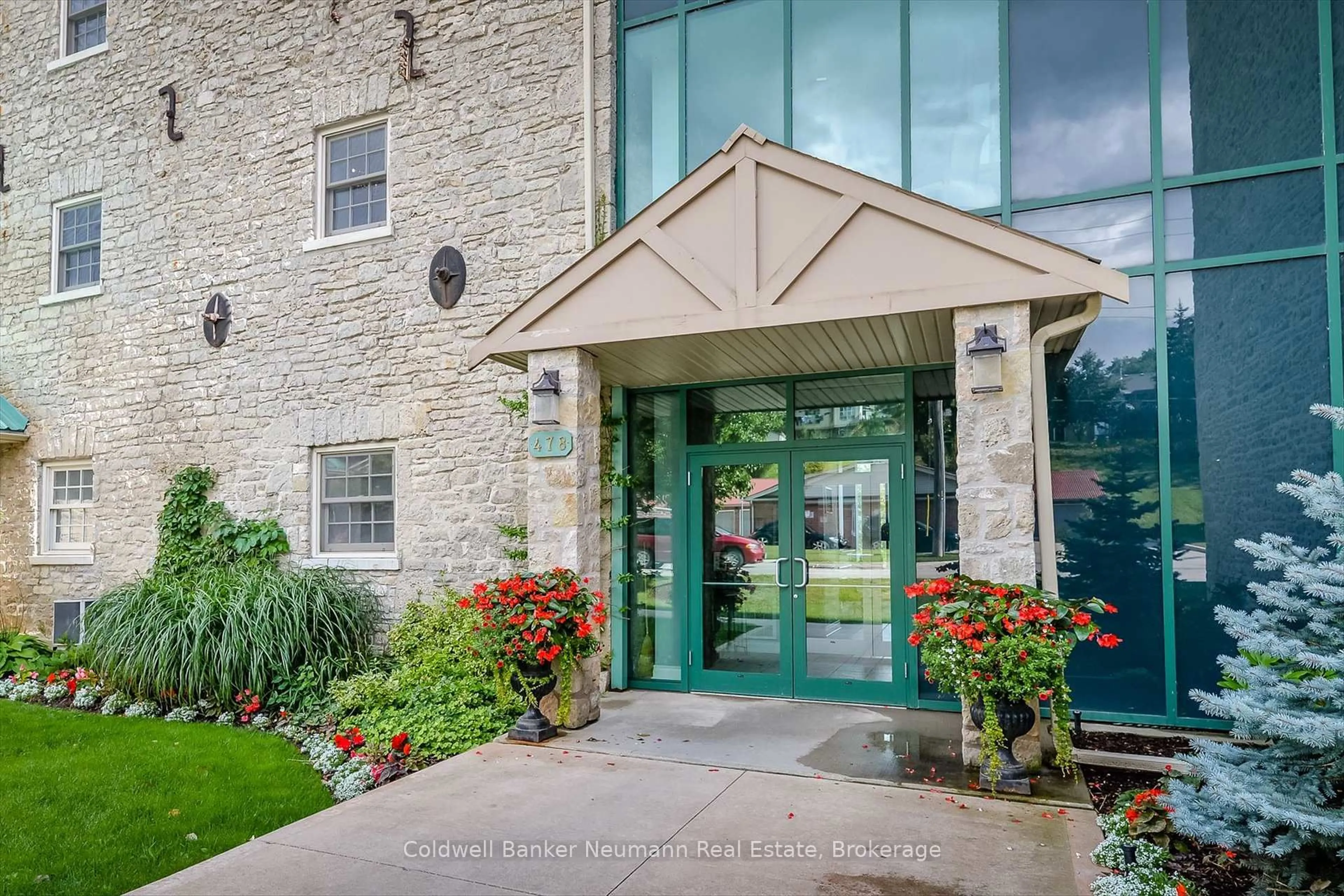 Indoor foyer for 478 St Andrew St #306, Centre Wellington Ontario N1M 3V7