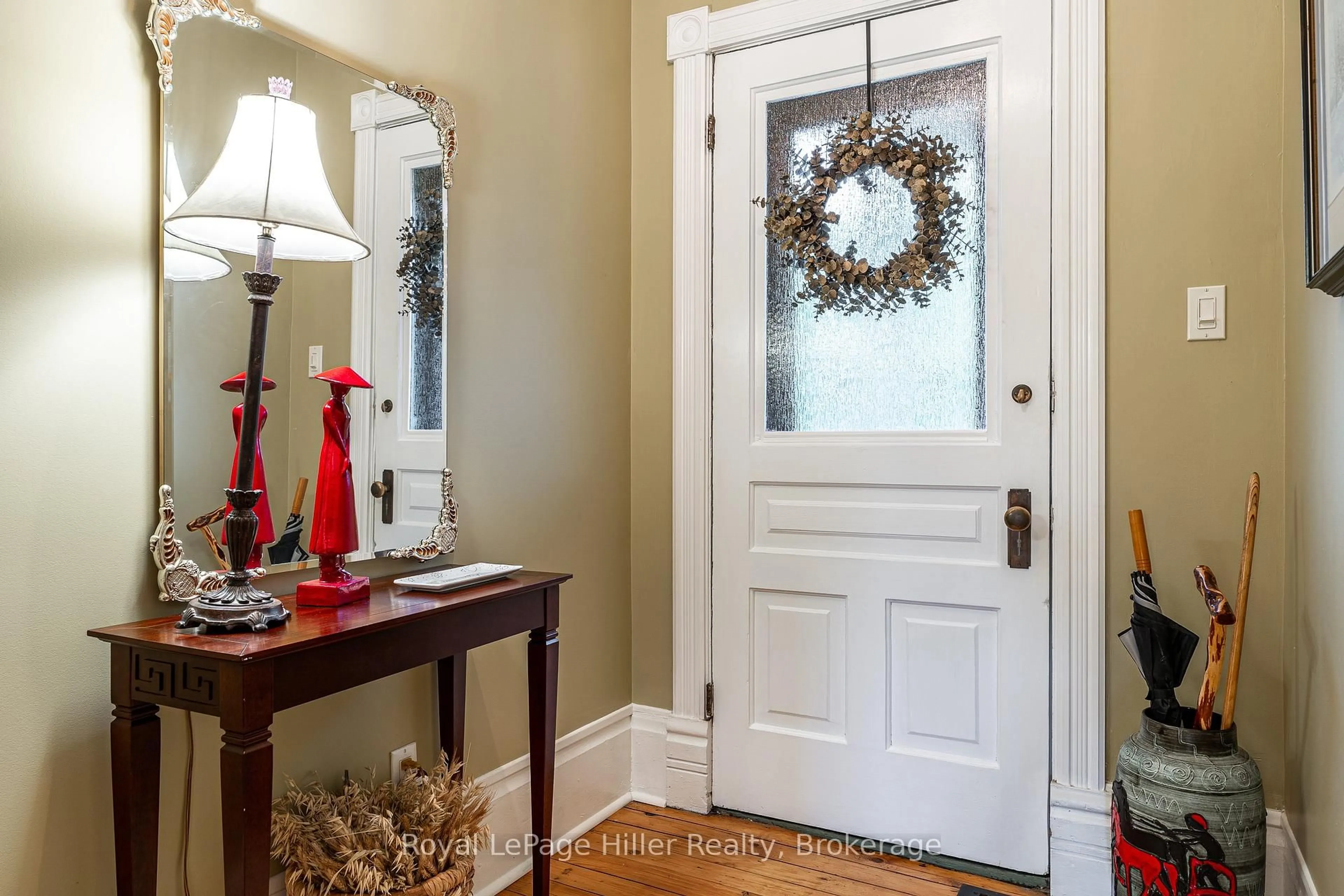 Indoor entryway for 121 Milton St, Stratford Ontario N5A 3V2