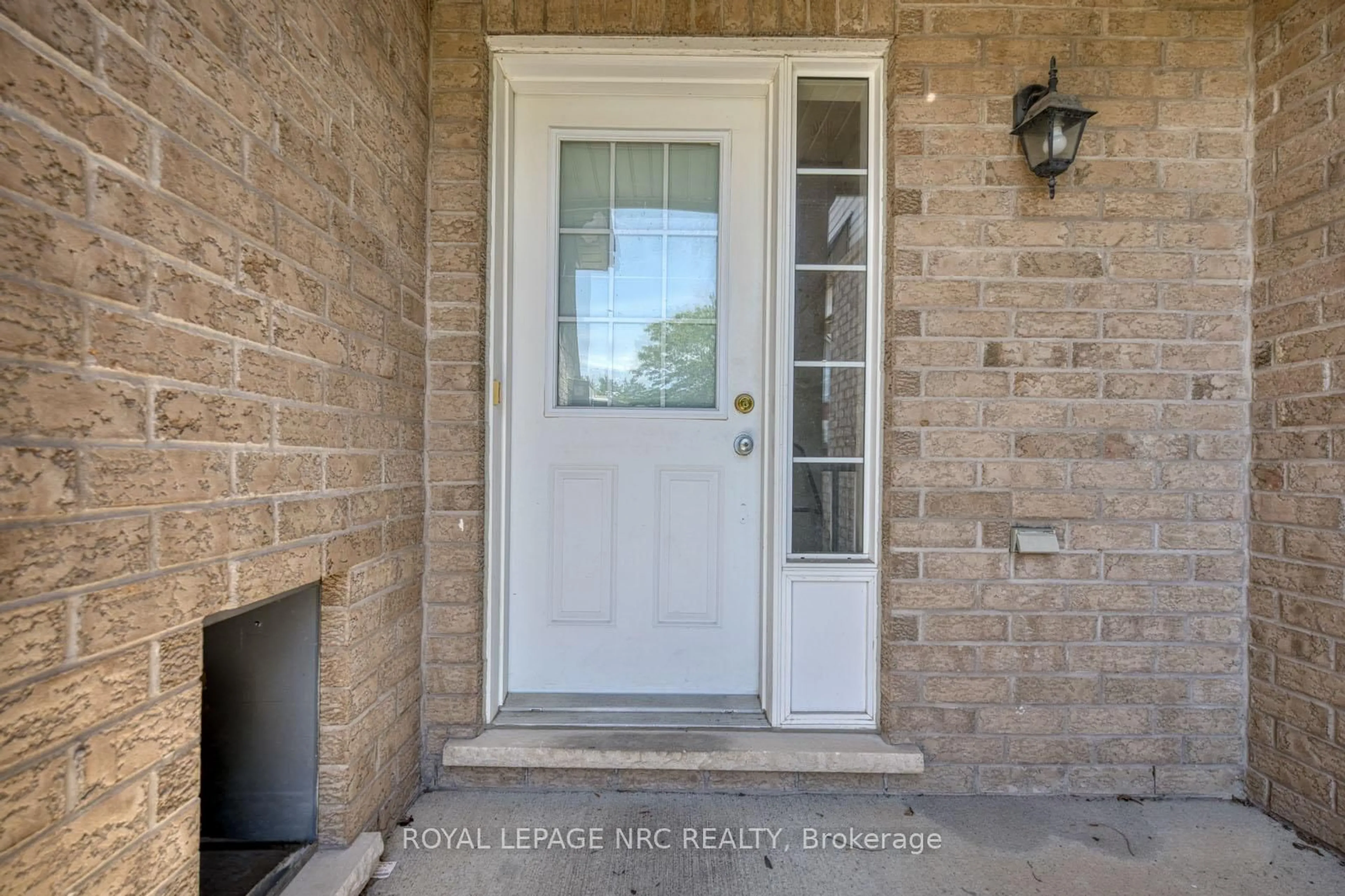 Indoor entryway for 34 Chloe St, St. Catharines Ontario L2P 0A5