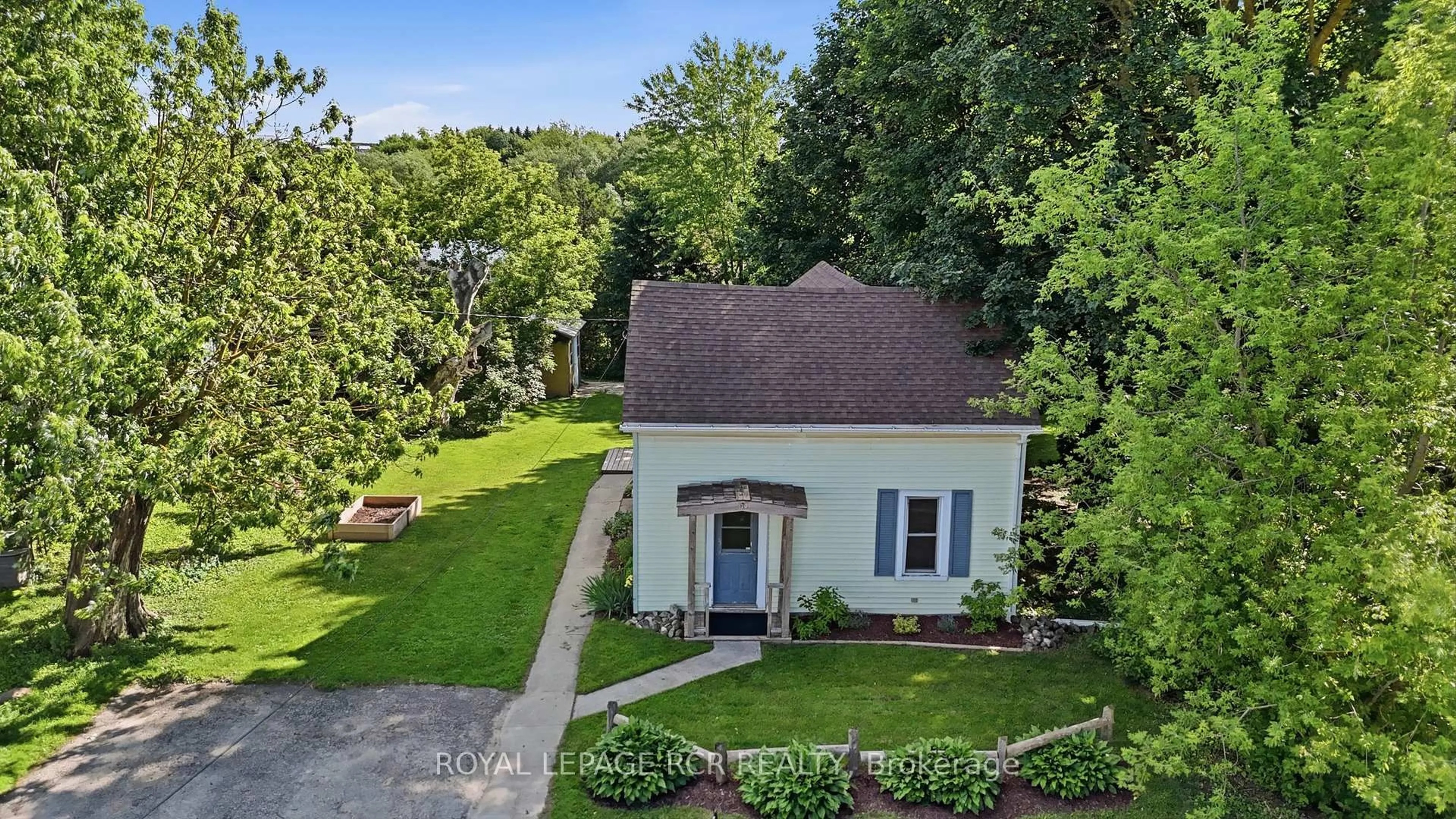 A pic from outside/outdoor area/front of a property/back of a property/a pic from drone, street for 170 Edward St, Wellington North Ontario N0G 1A0
