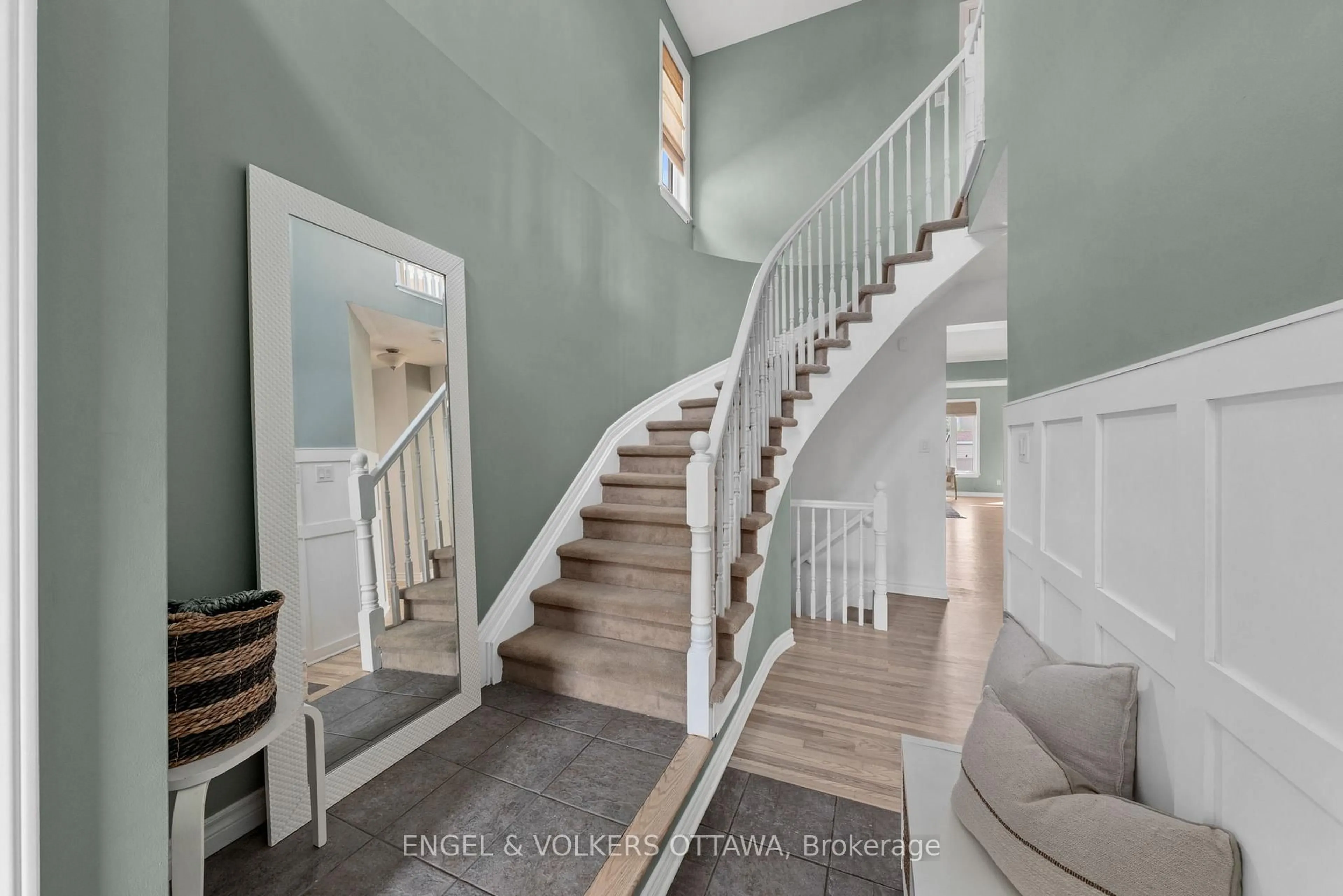 Stairs for 105 Coral Berry Ave, Ottawa Ontario K1V 2K4