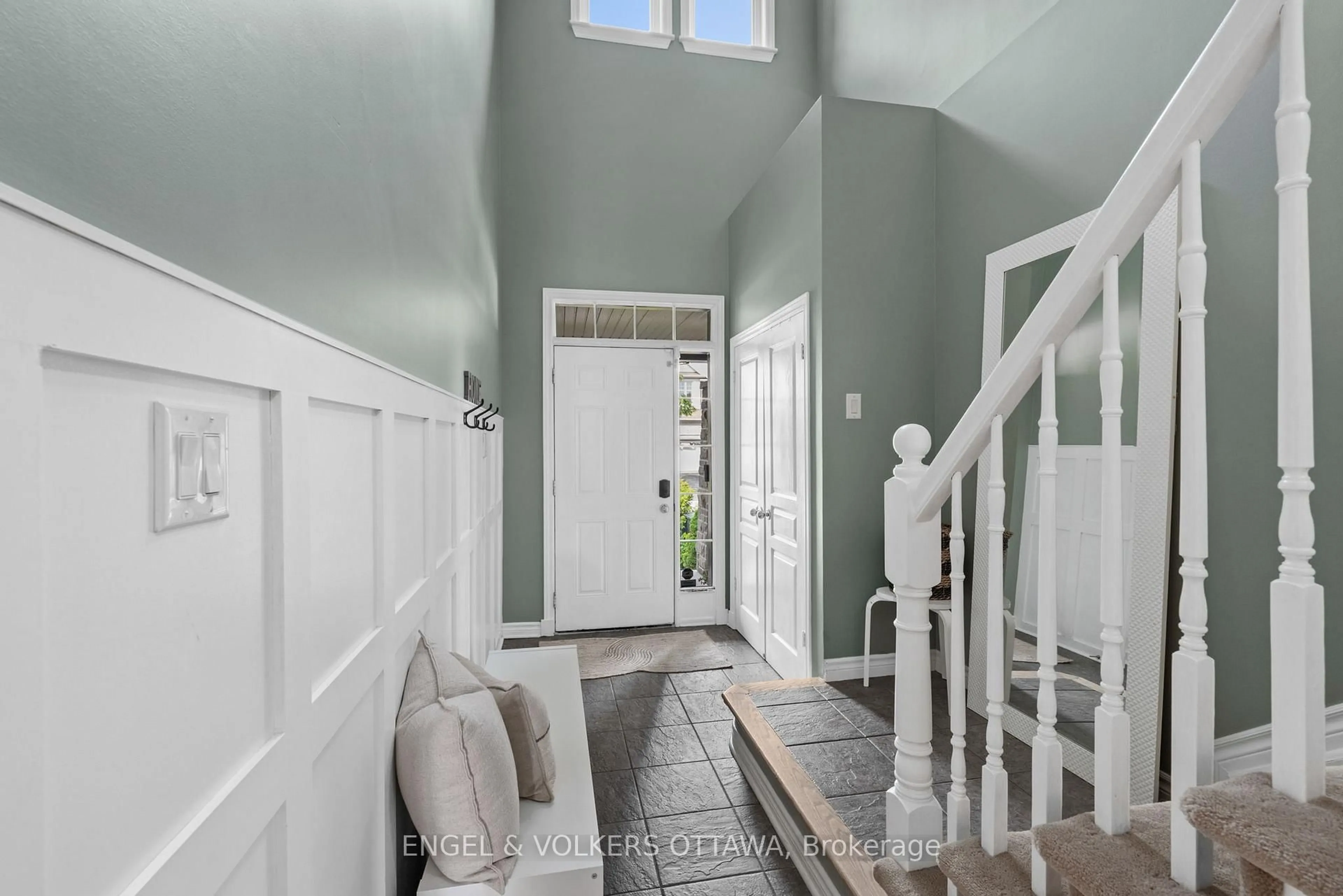 Indoor entryway for 105 Coral Berry Ave, Ottawa Ontario K1V 2K4