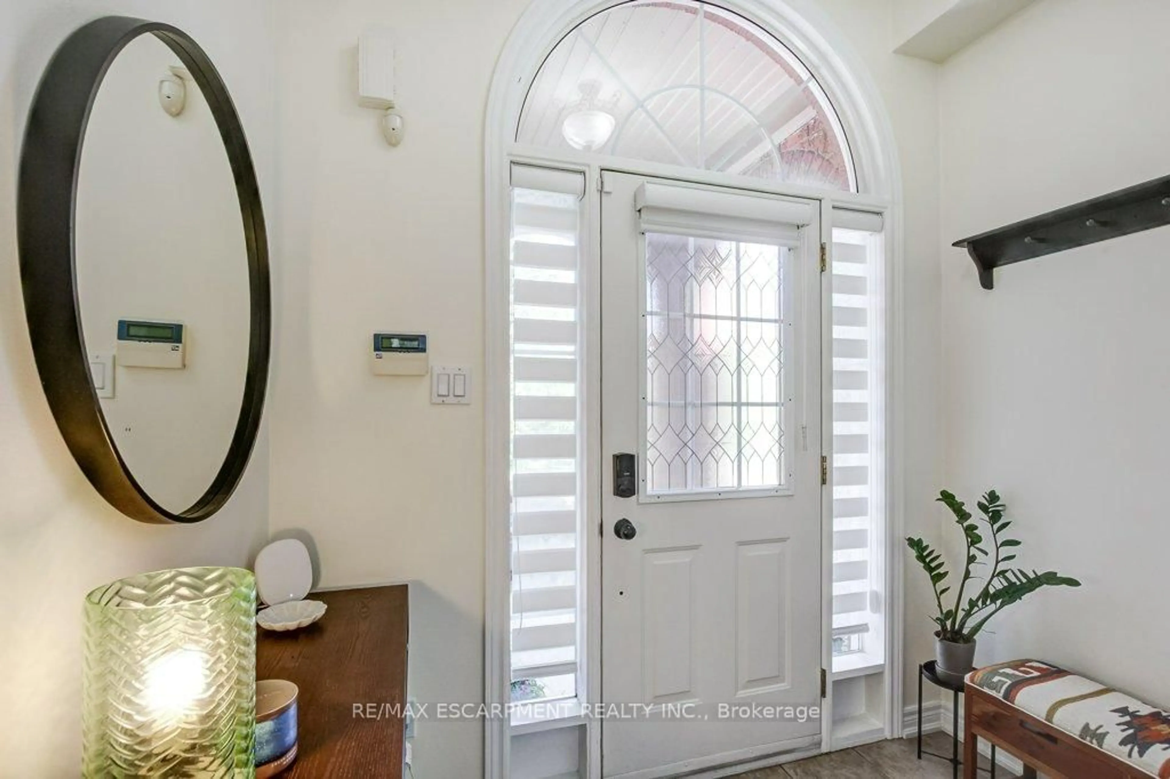 Indoor entryway for 178 Chudleigh St, Hamilton Ontario L8B 0J9