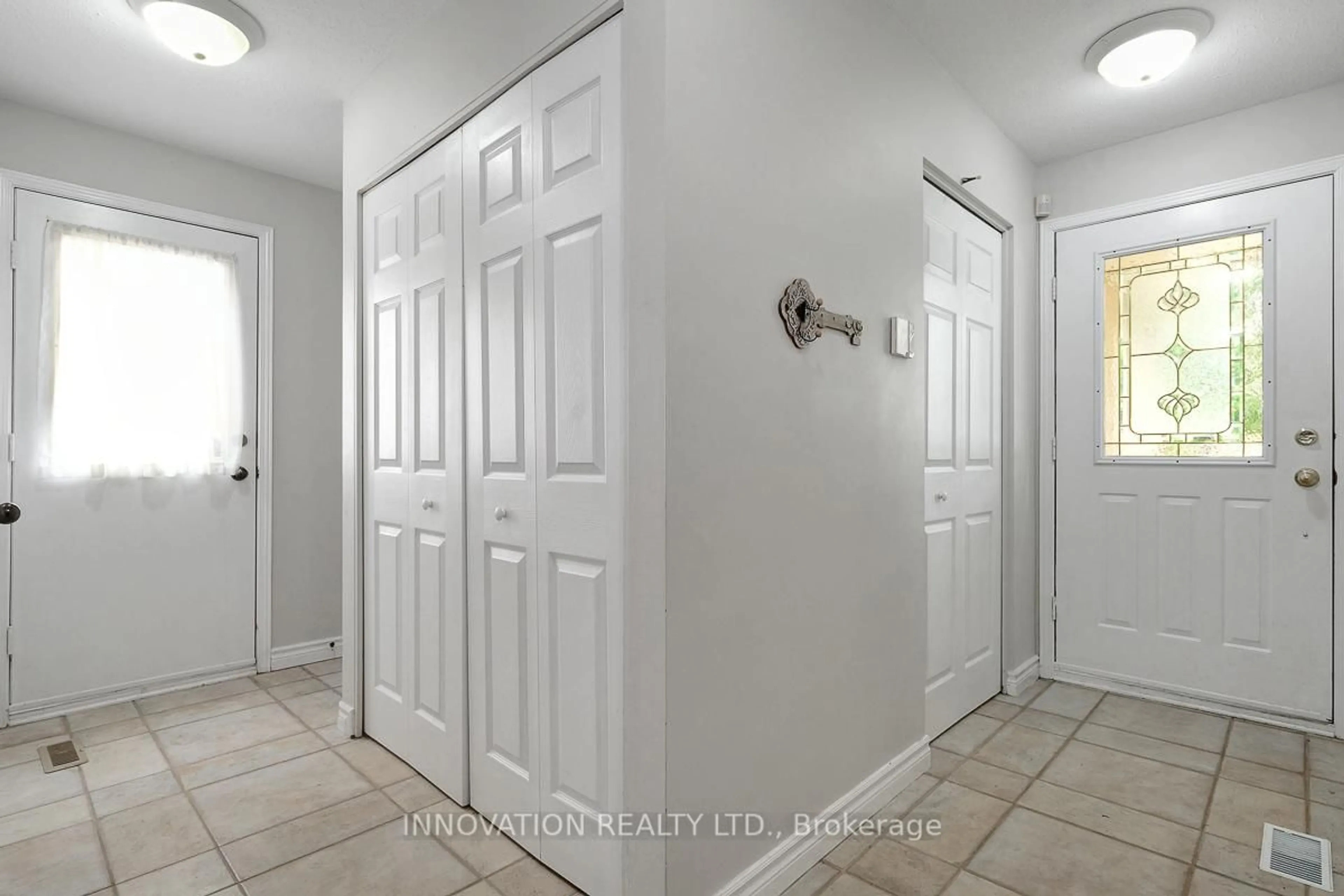 Indoor entryway for 111 Beechfern Dr, Stittsville Ontario K2S 1E3