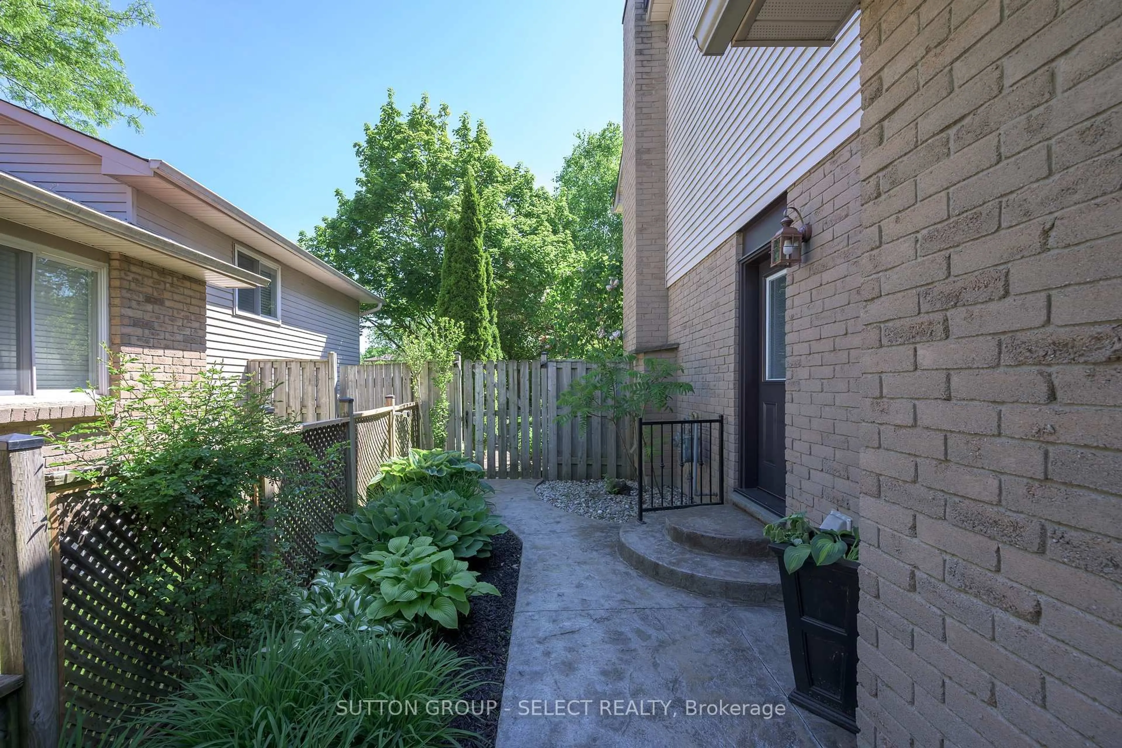 Patio, street for 12 Banting Cres, London North Ontario N6G 4G2