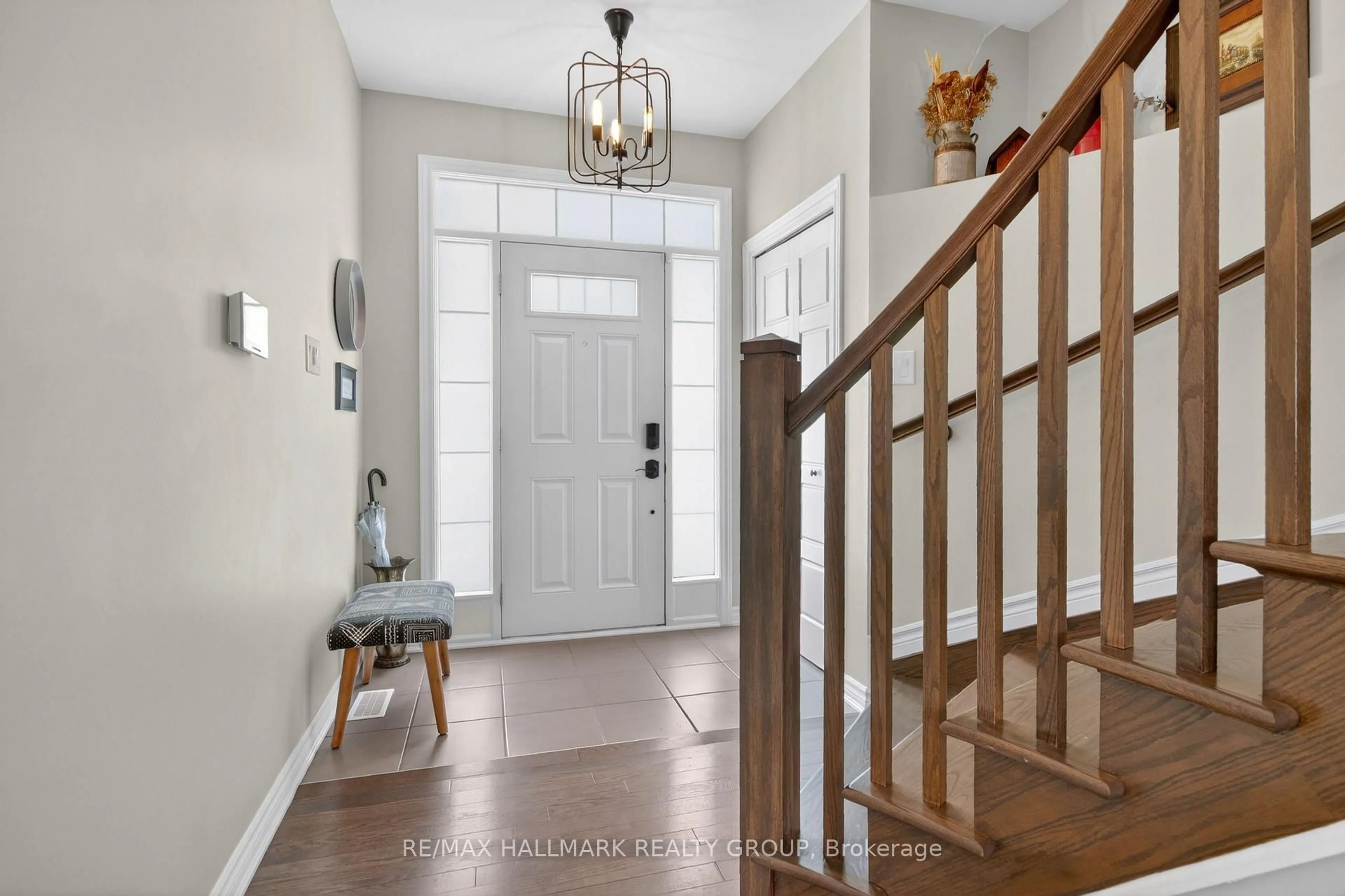 Indoor entryway for 33 SUMMITVIEW Dr, Ottawa Ontario K2M 2V9