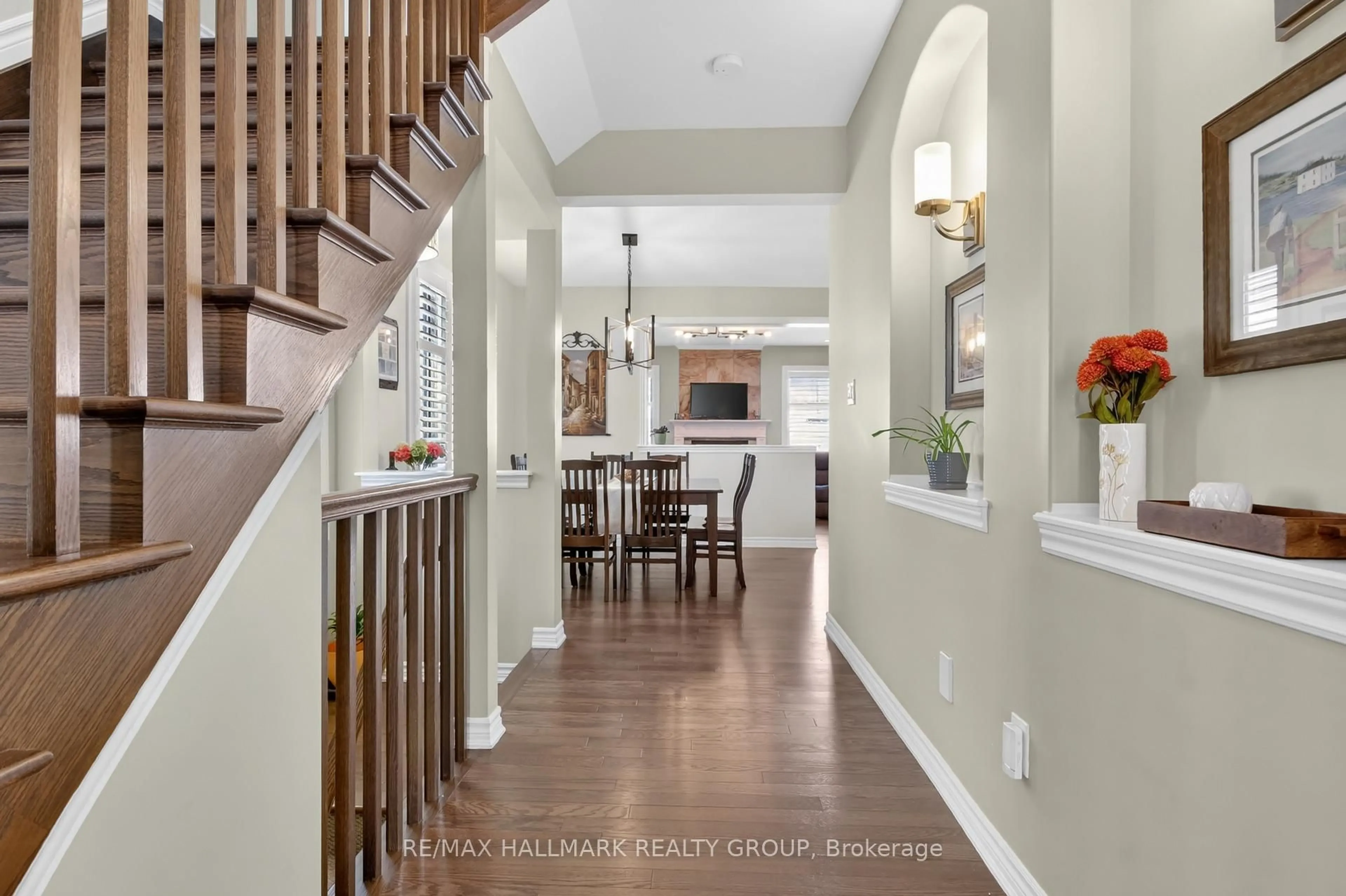 Indoor entryway for 33 SUMMITVIEW Dr, Ottawa Ontario K2M 2V9