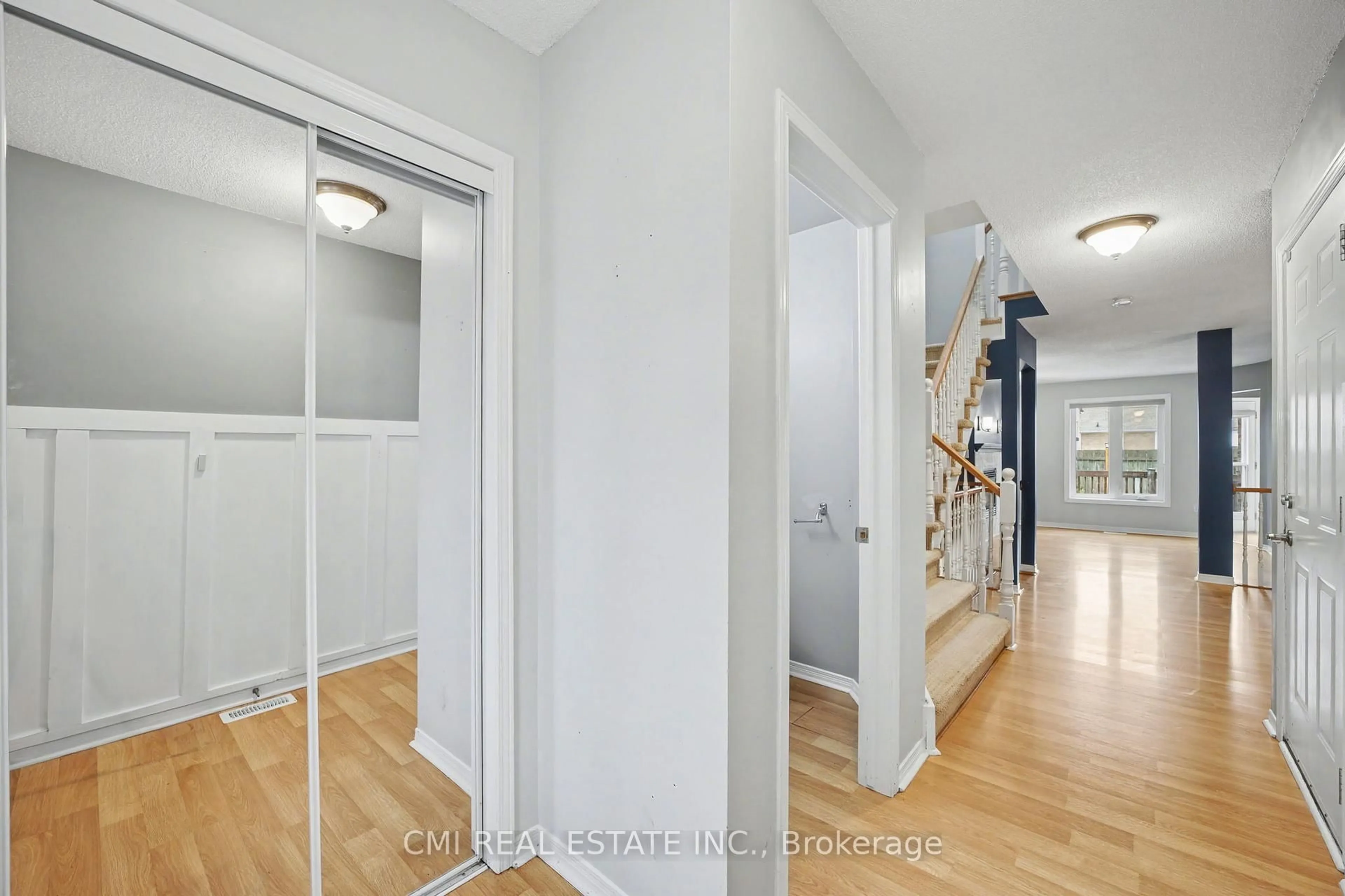 Indoor entryway for 5070 DRUMMOND Rd #3, Niagara Falls Ontario L2E 6E4