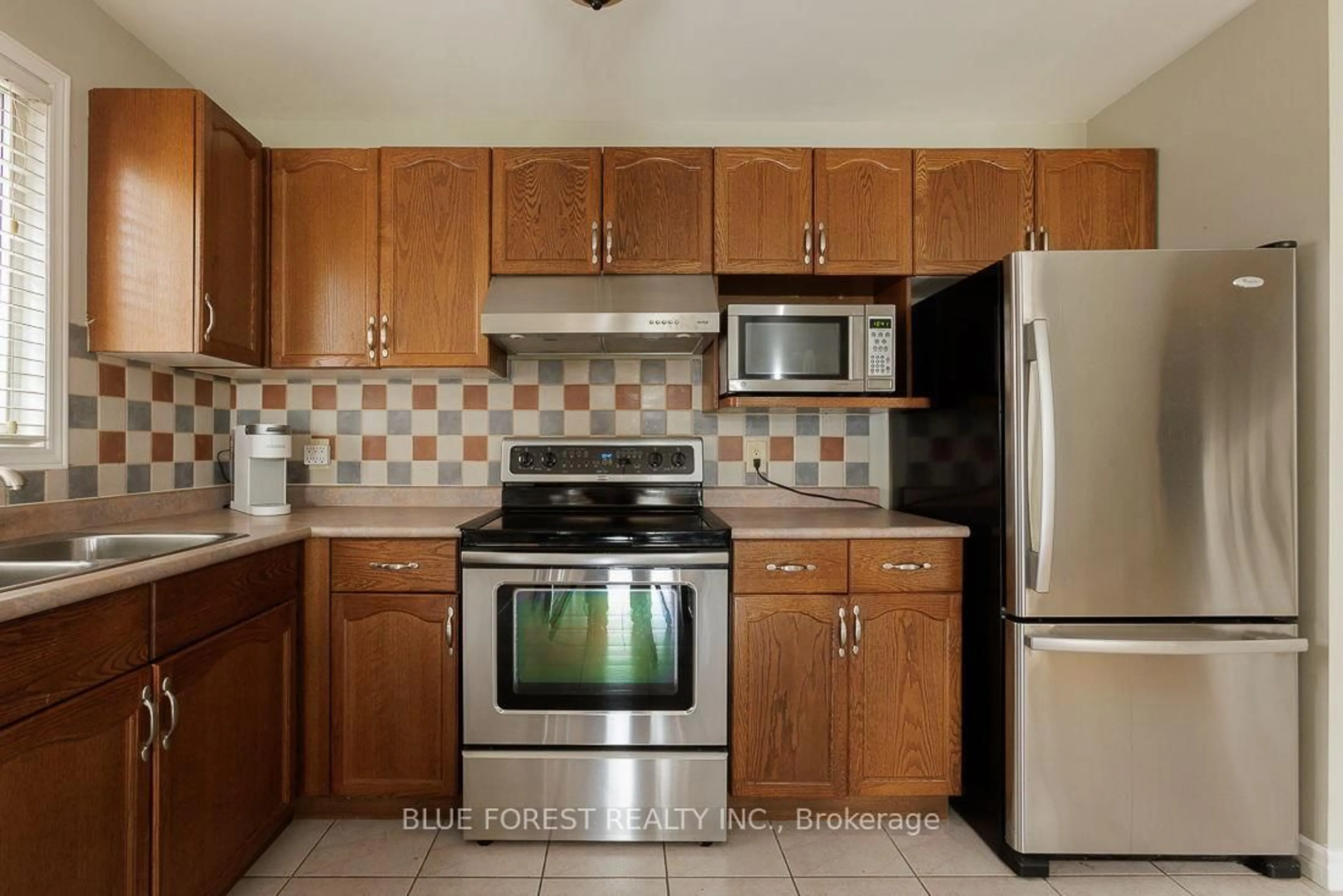 Standard kitchen, ceramic/tile floor for 163 Emerald Rd, London South Ontario N6M 1J3