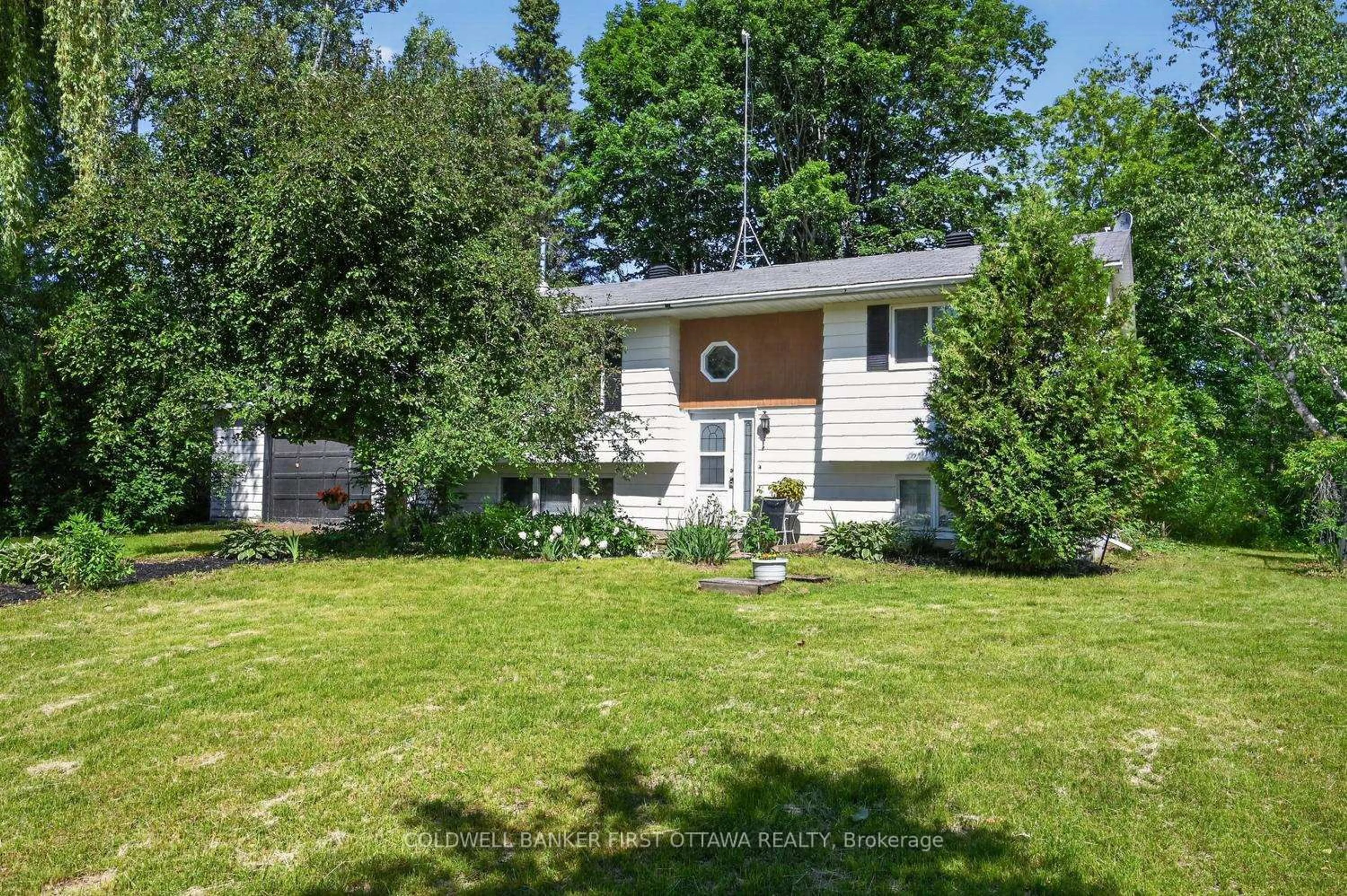 A pic from outside/outdoor area/front of a property/back of a property/a pic from drone, street for 8715 Copeland Rd, Ashton Ontario K0A 1B0