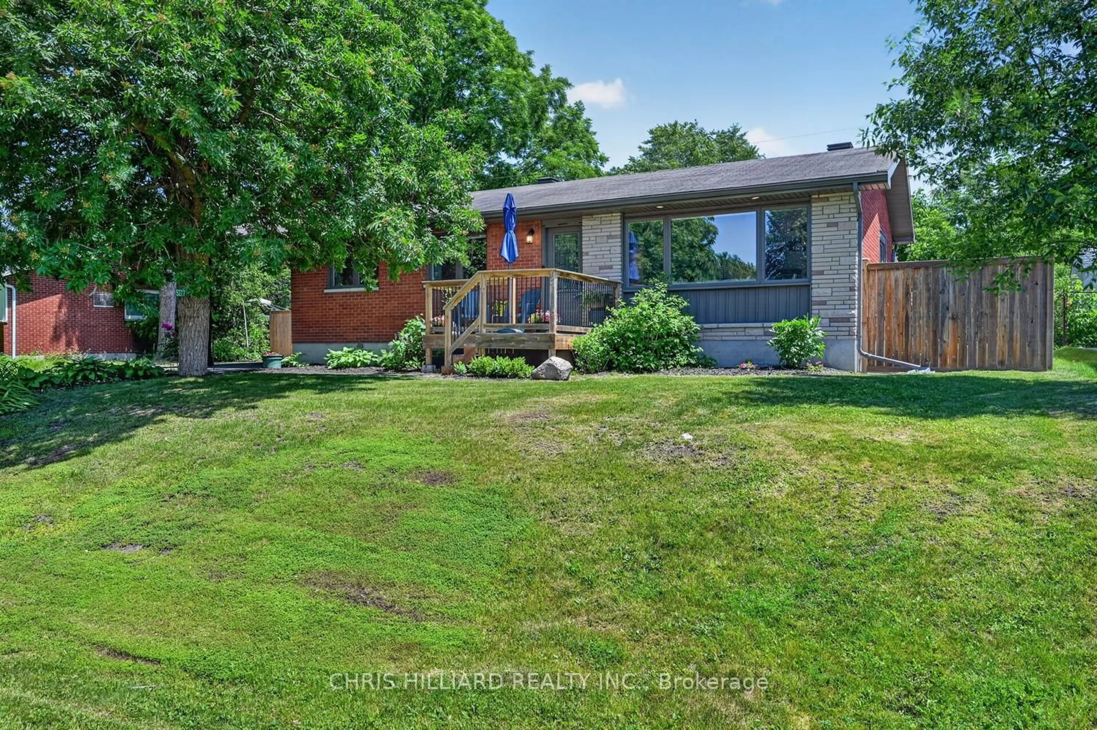 A pic from outside/outdoor area/front of a property/back of a property/a pic from drone, unknown for 5277 Hillcrest Dr, Ottawa Ontario K4M 1E9