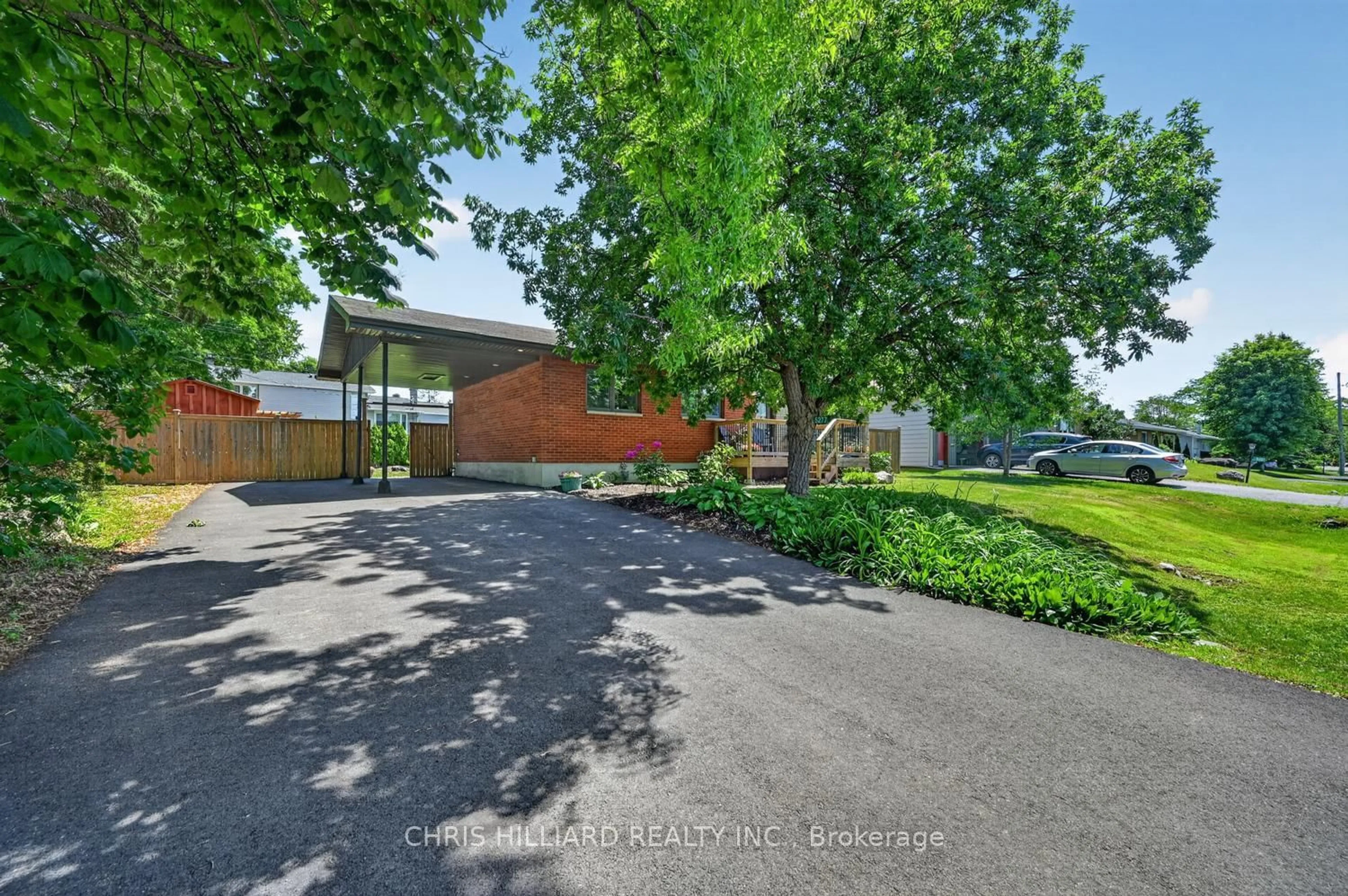 A pic from outside/outdoor area/front of a property/back of a property/a pic from drone, street for 5277 Hillcrest Dr, Ottawa Ontario K4M 1E9