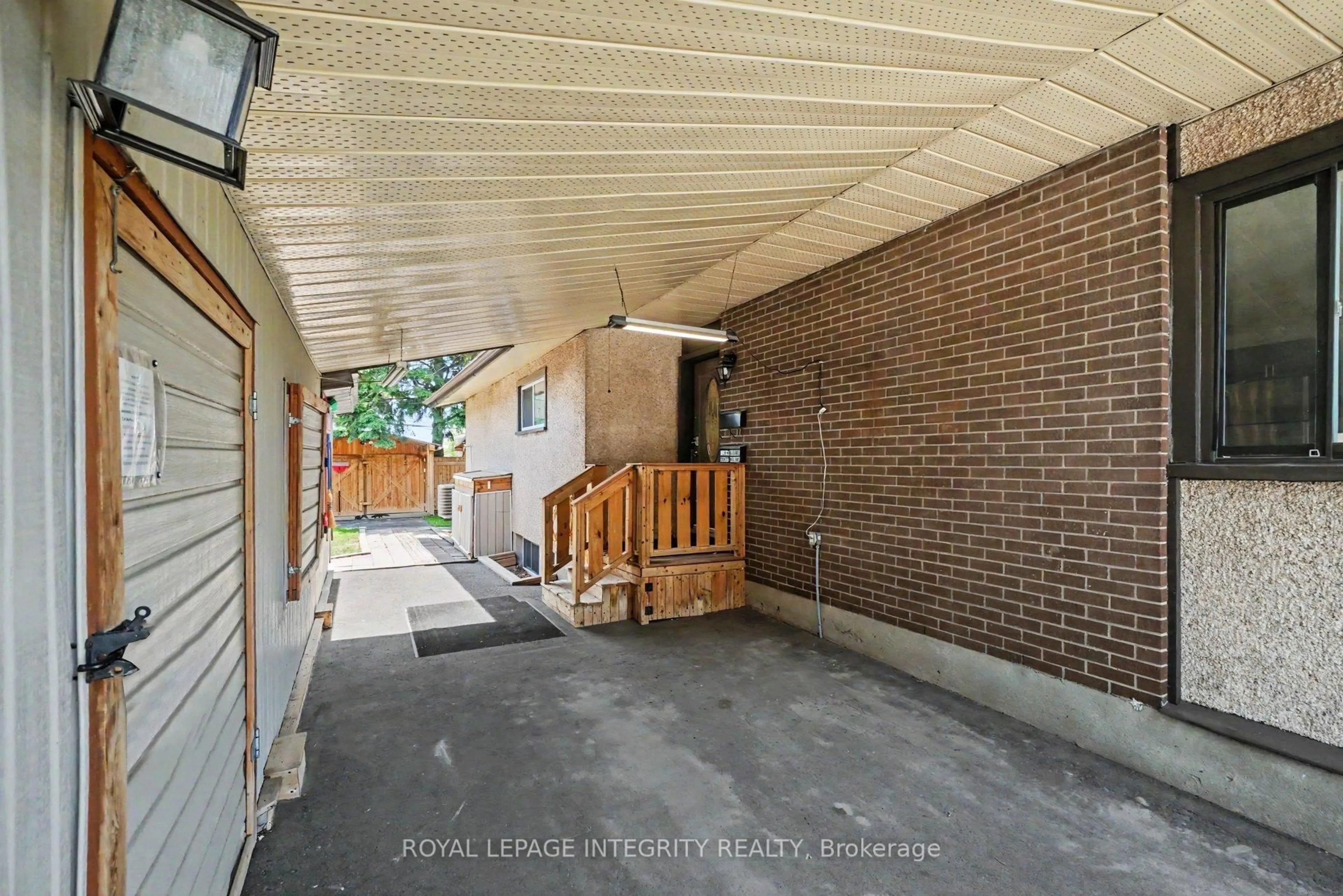 Unknown for 2450 Magnus Ave, Ottawa Ontario K1G 1J8