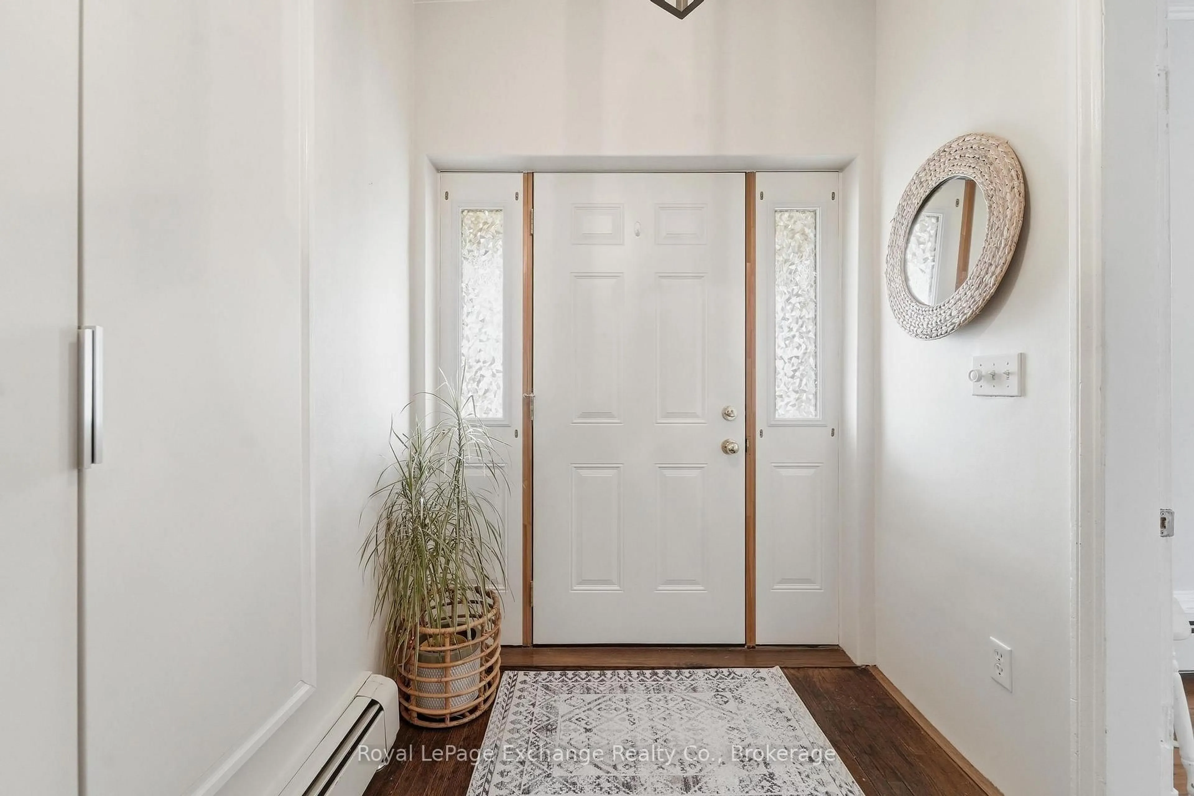 Indoor entryway for 544 Queen St, Kincardine Ontario N2Z 2H9