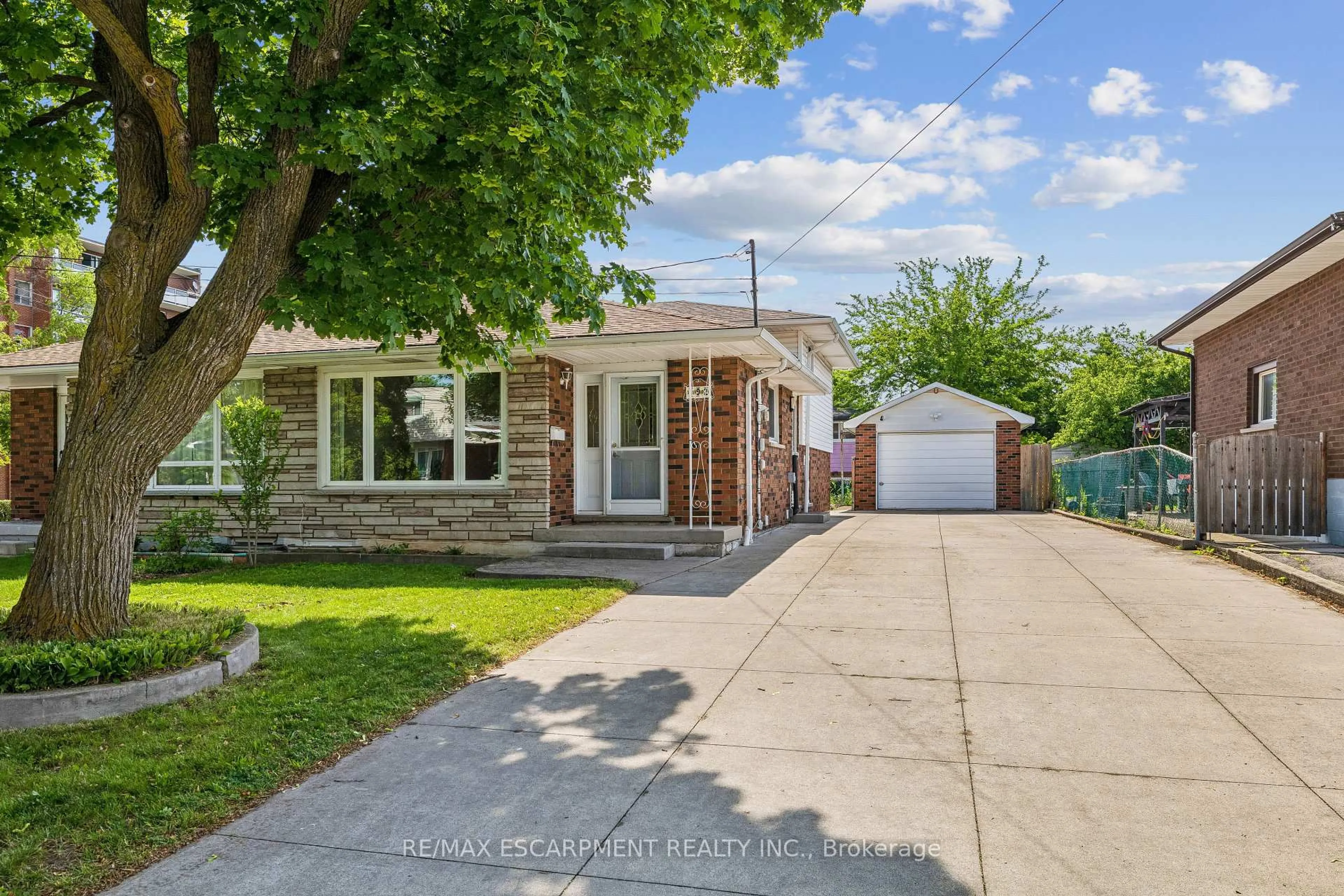 A pic from outside/outdoor area/front of a property/back of a property/a pic from drone, street for 192 Oakland Dr, Hamilton Ontario L8E 1B6
