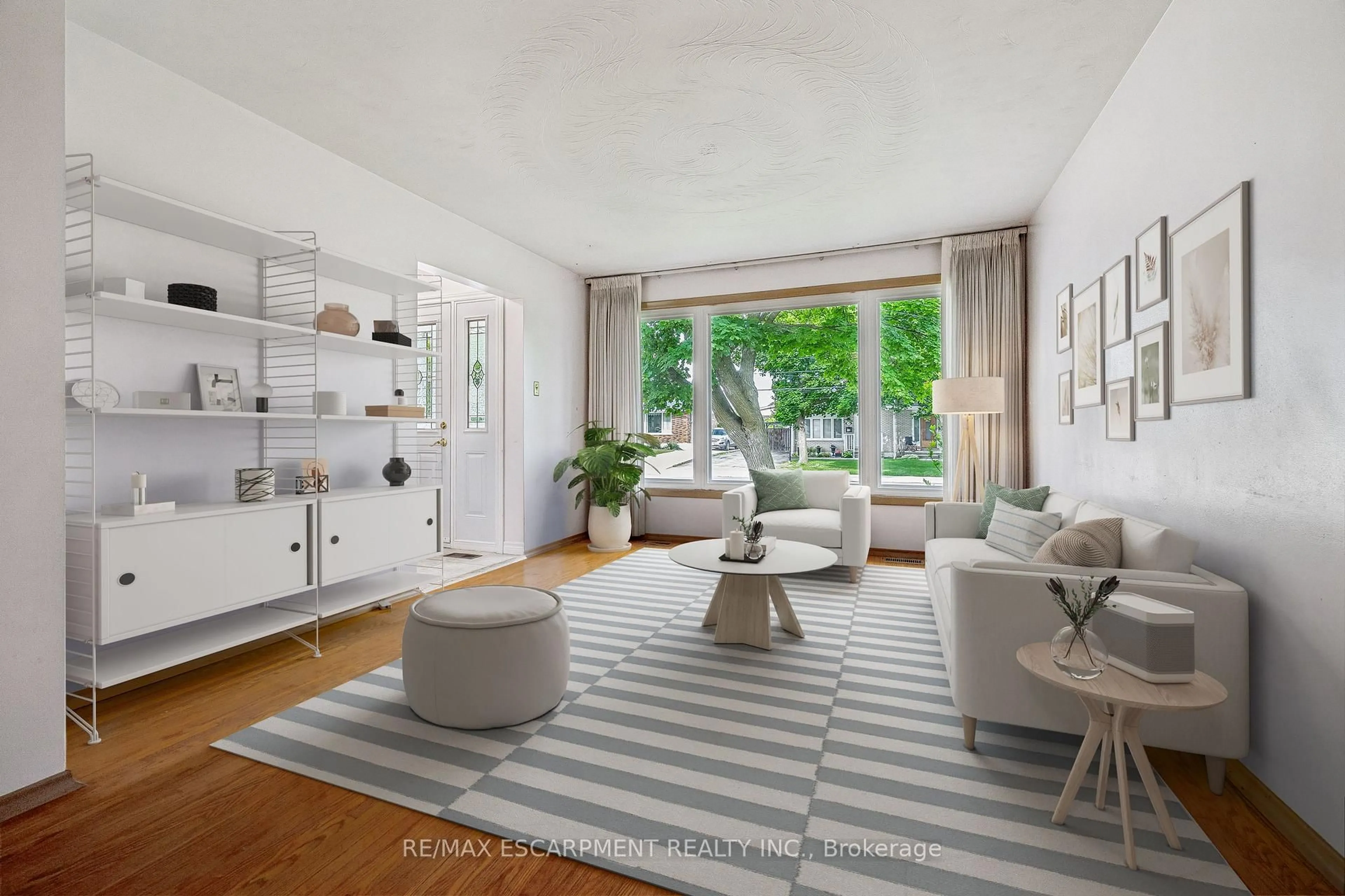 Living room with furniture, unknown for 192 Oakland Dr, Hamilton Ontario L8E 1B6