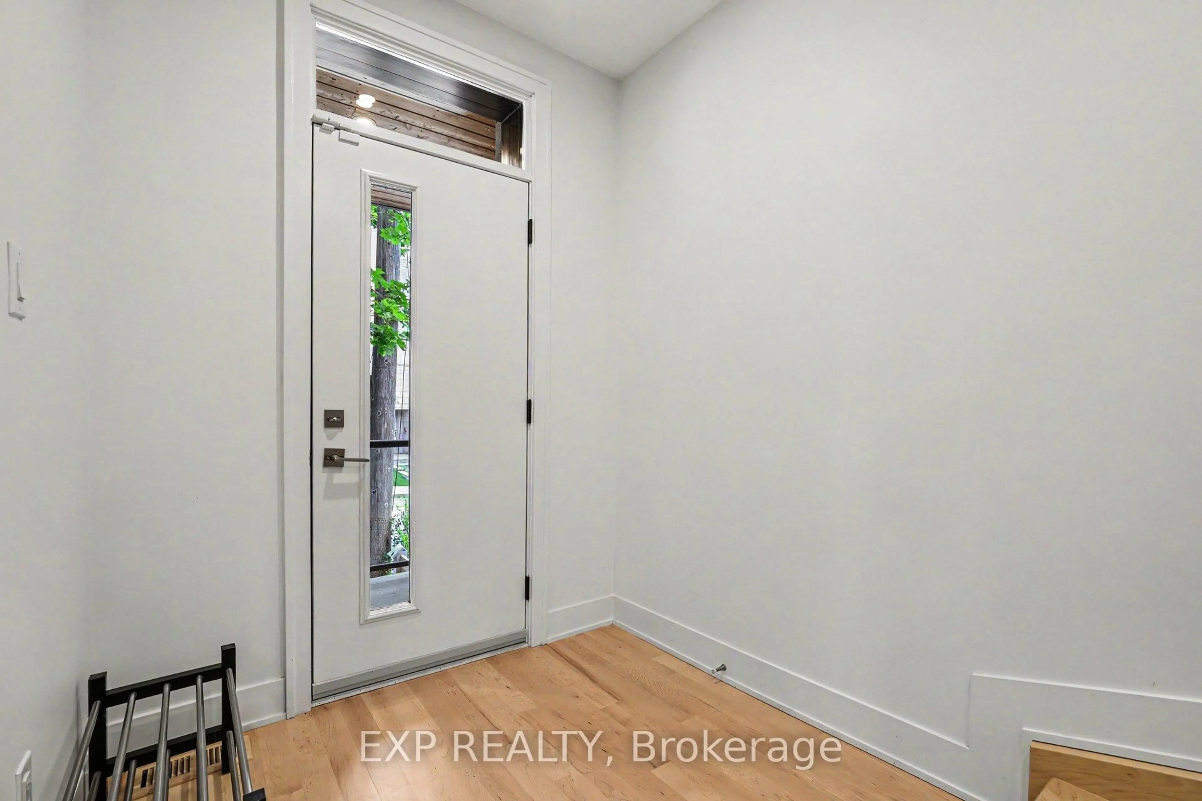 Indoor entryway for 62 Young St, Ottawa Ontario K1S 3H9