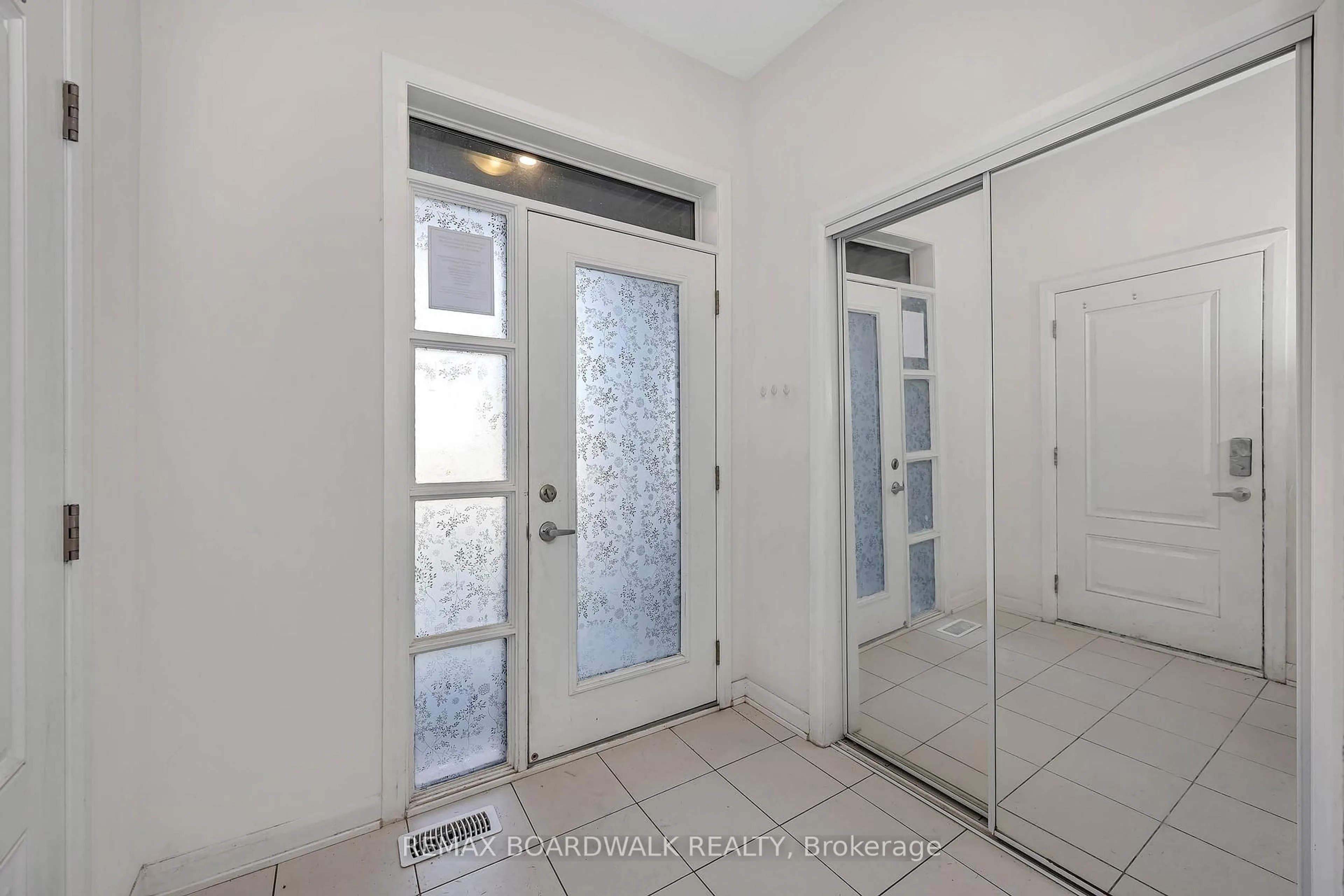 Indoor entryway for 2063 Caltra Cres, Barrhaven Ontario K2V 6V4