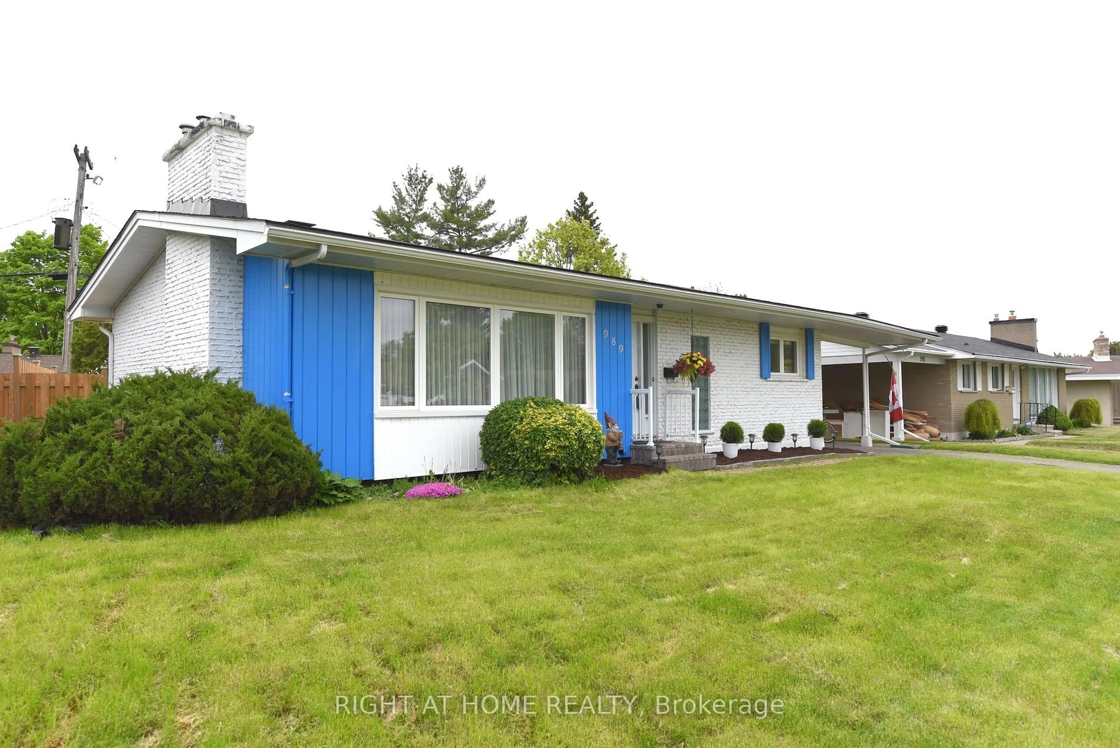 Home with vinyl exterior material, street for 989 GOREN Ave, Ottawa Ontario K1G 2T8