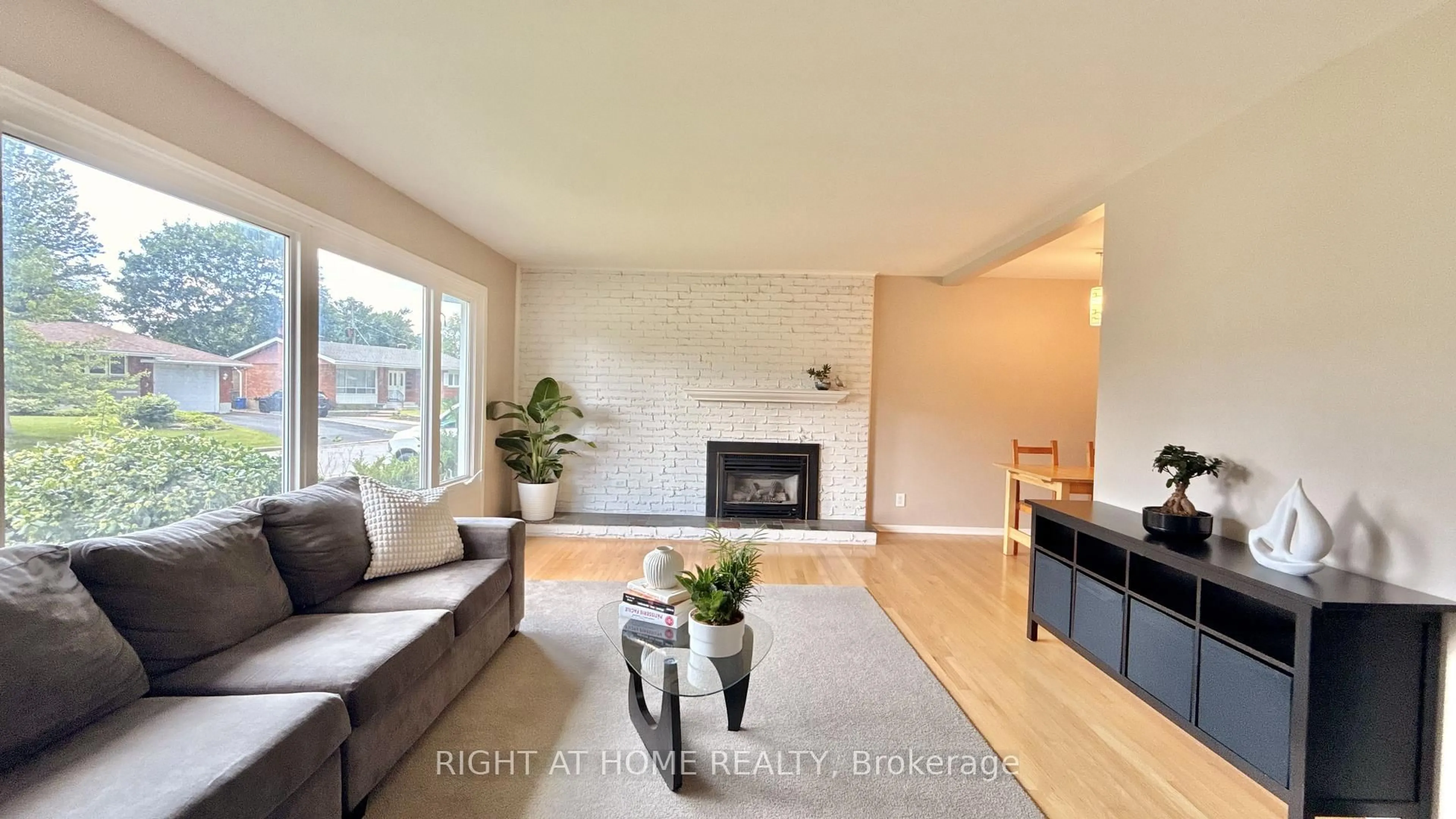 Living room with furniture, unknown for 989 GOREN Ave, Ottawa Ontario K1G 2T8