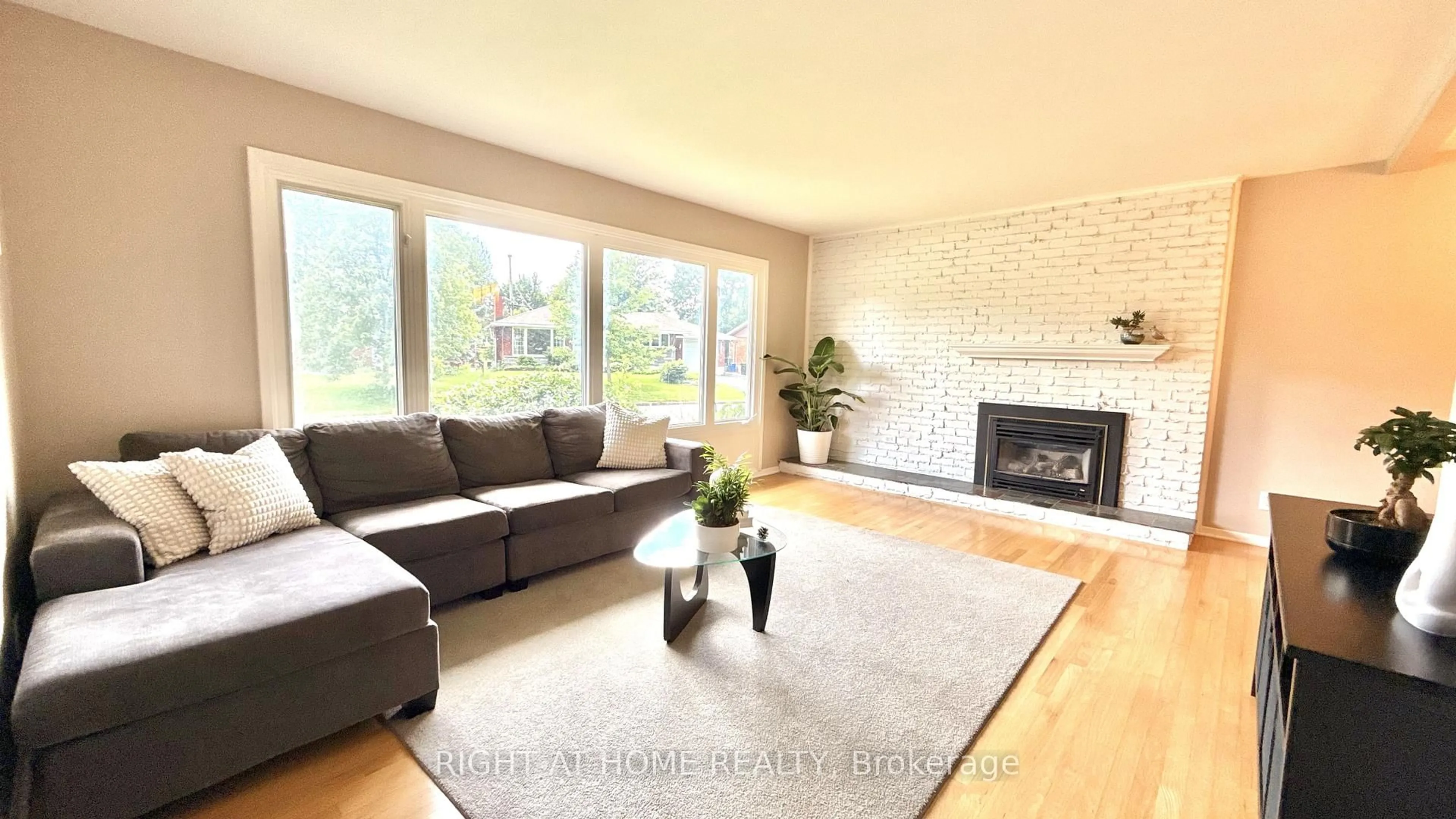Living room with furniture, wood/laminate floor for 989 GOREN Ave, Ottawa Ontario K1G 2T8