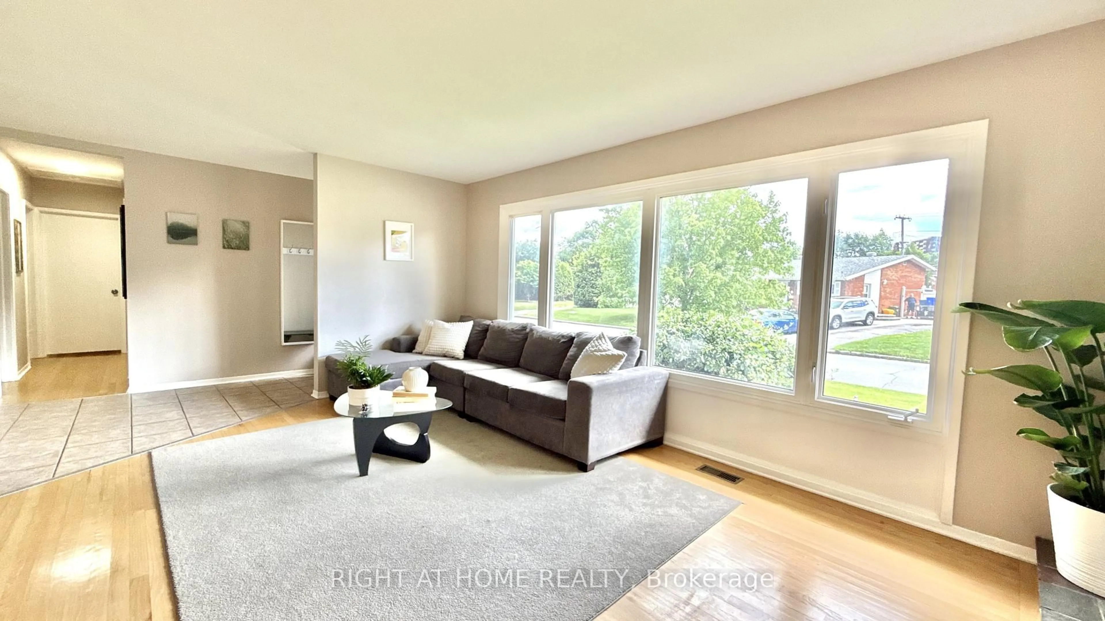 Living room with furniture, wood/laminate floor for 989 GOREN Ave, Ottawa Ontario K1G 2T8