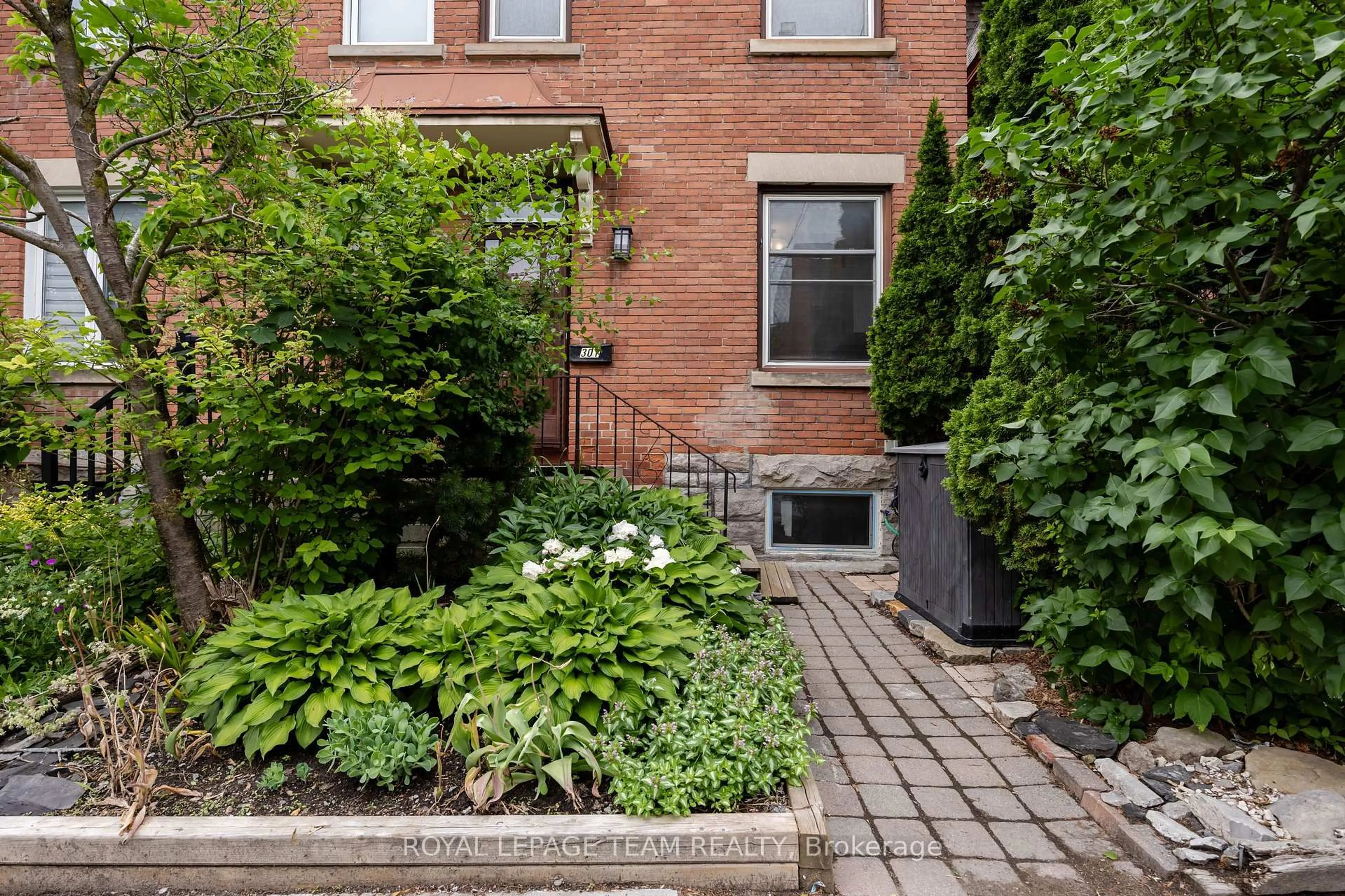 Patio, street for 301 Somerset St, Ottawa Ontario K1N 6V9
