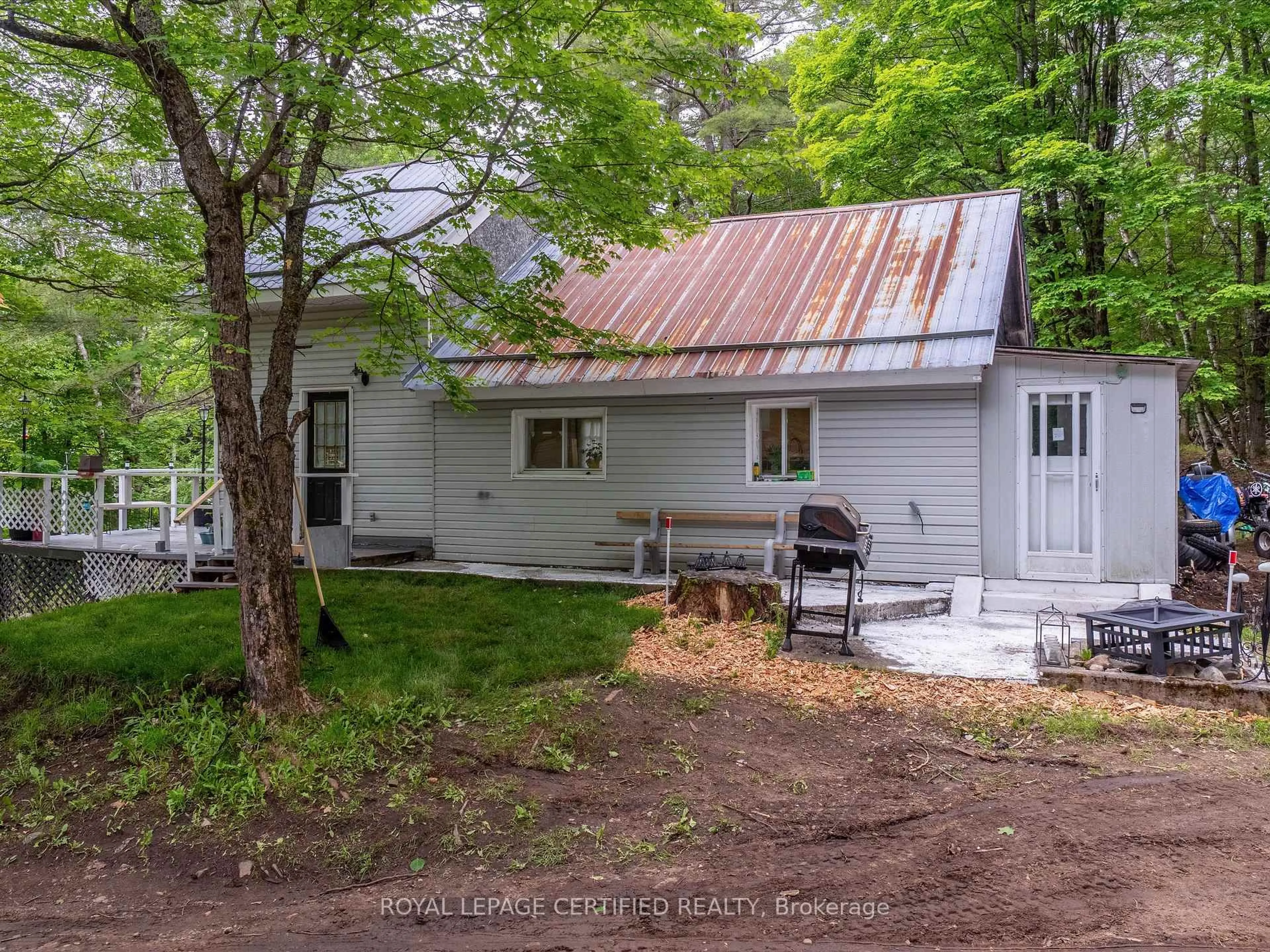 A pic from outside/outdoor area/front of a property/back of a property/a pic from drone, unknown for 240 Britannia Rd, Huntsville Ontario P1H 2J3