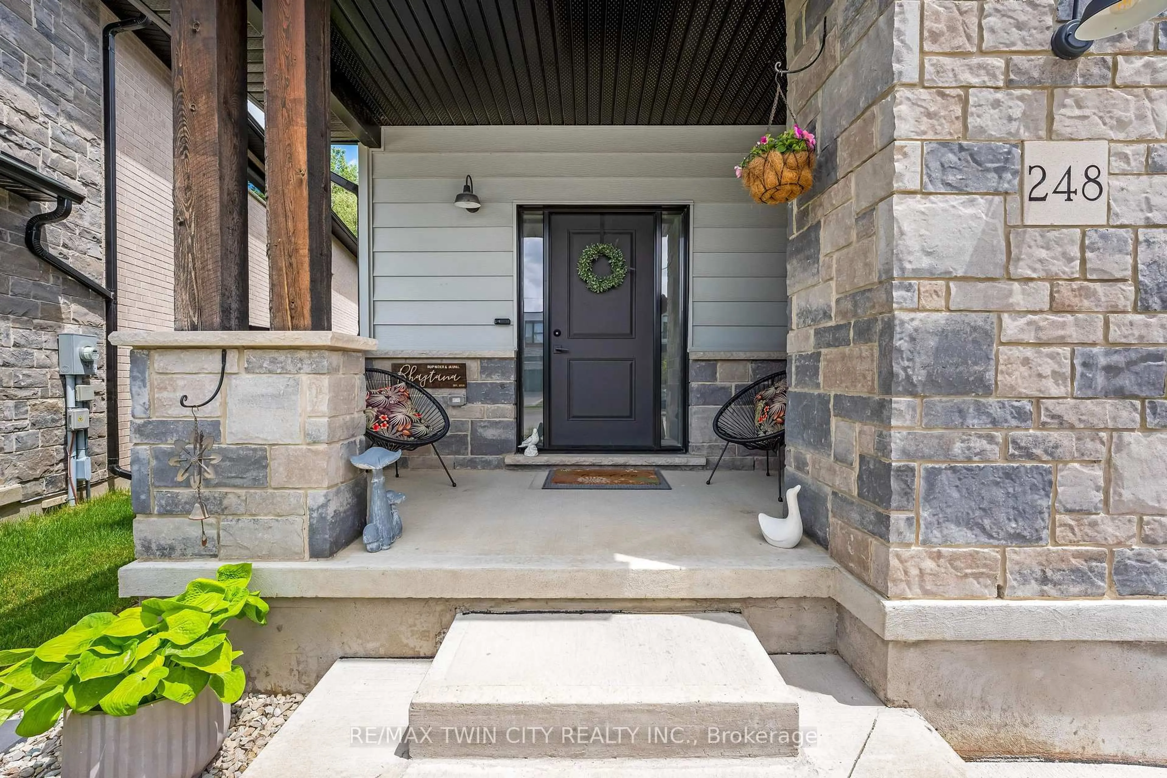 Indoor entryway for 248 Otterbein Rd, Kitchener Ontario N2B 0A8