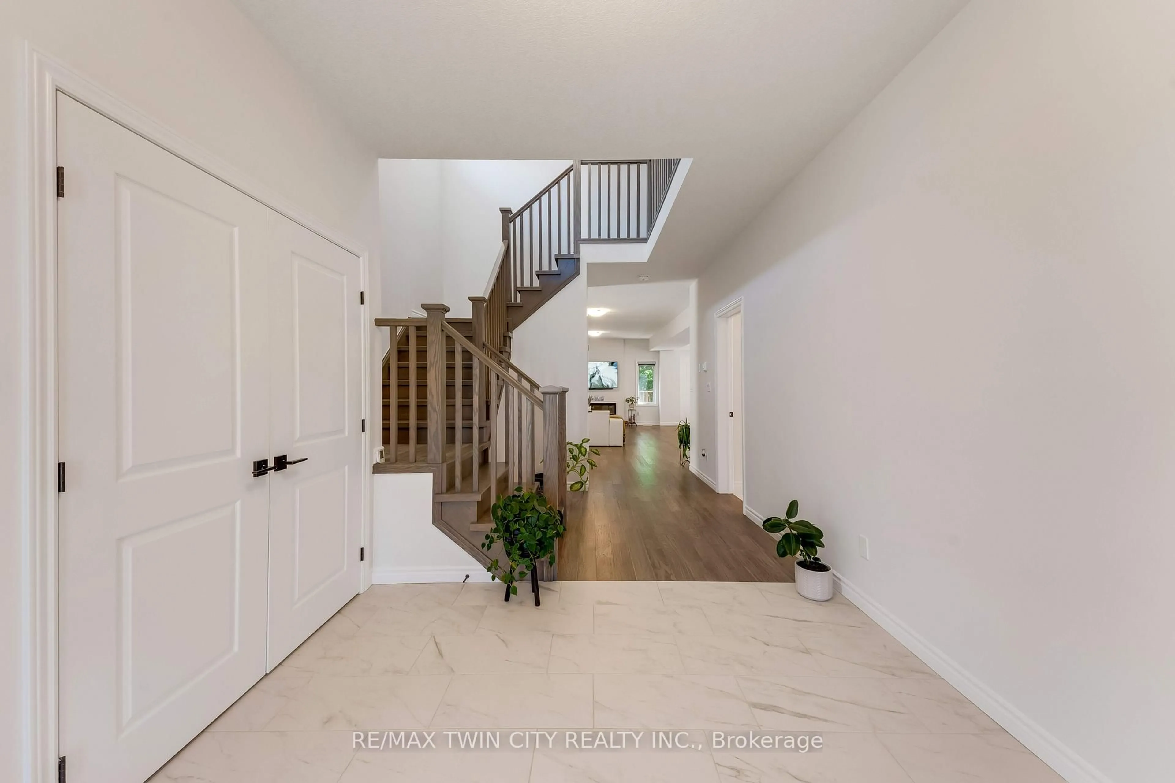 Indoor entryway for 248 Otterbein Rd, Kitchener Ontario N2B 0A8