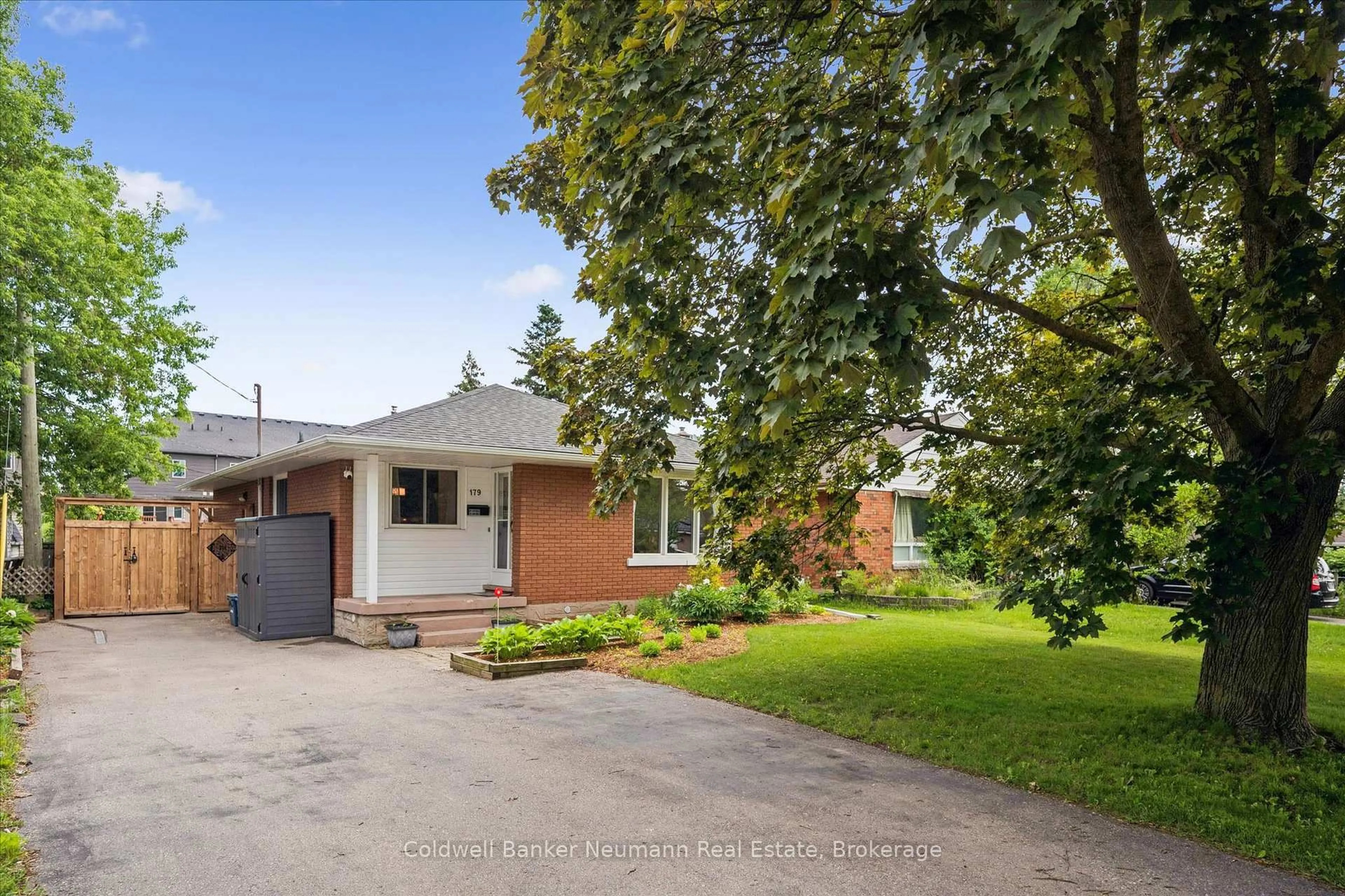 A pic from outside/outdoor area/front of a property/back of a property/a pic from drone, street for 179 Sekura St, Cambridge Ontario N1R 3R2
