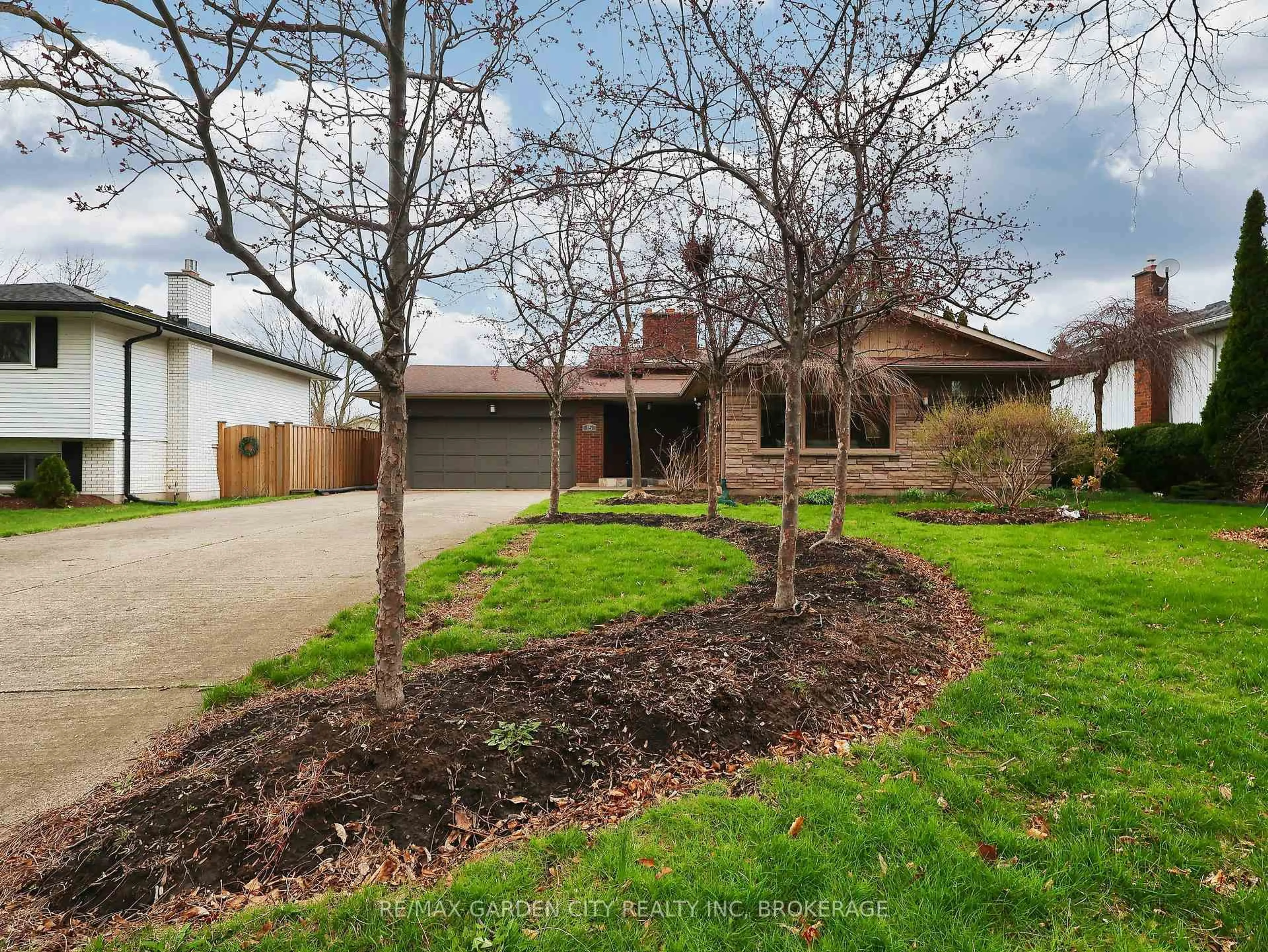 A pic from outside/outdoor area/front of a property/back of a property/a pic from drone, street for 15 Black Friars Rd, St. Catharines Ontario L2N 2M8