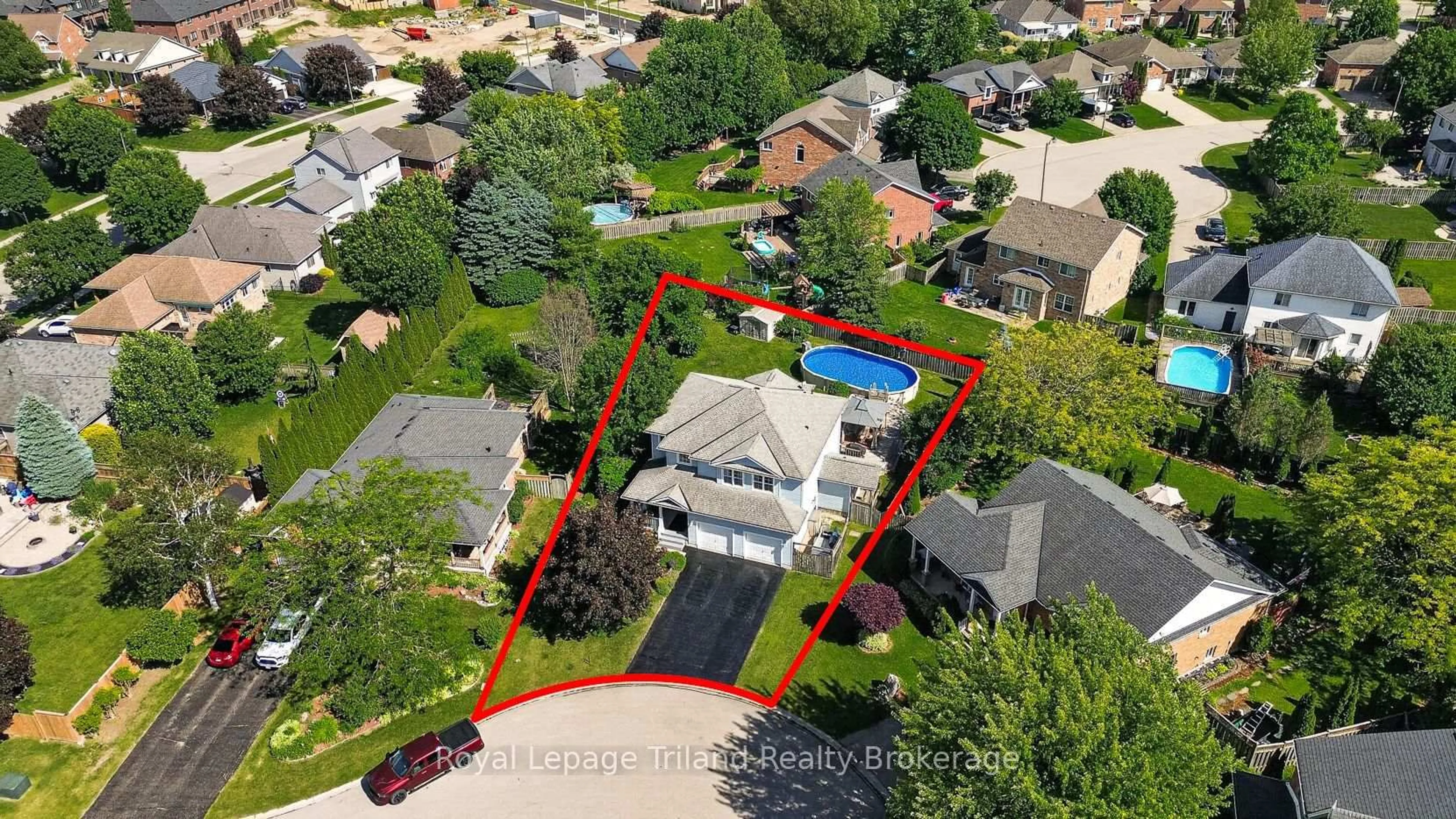 A pic from outside/outdoor area/front of a property/back of a property/a pic from drone, street for 6 Gayfer Pl, Ingersoll Ontario N5C 4E4