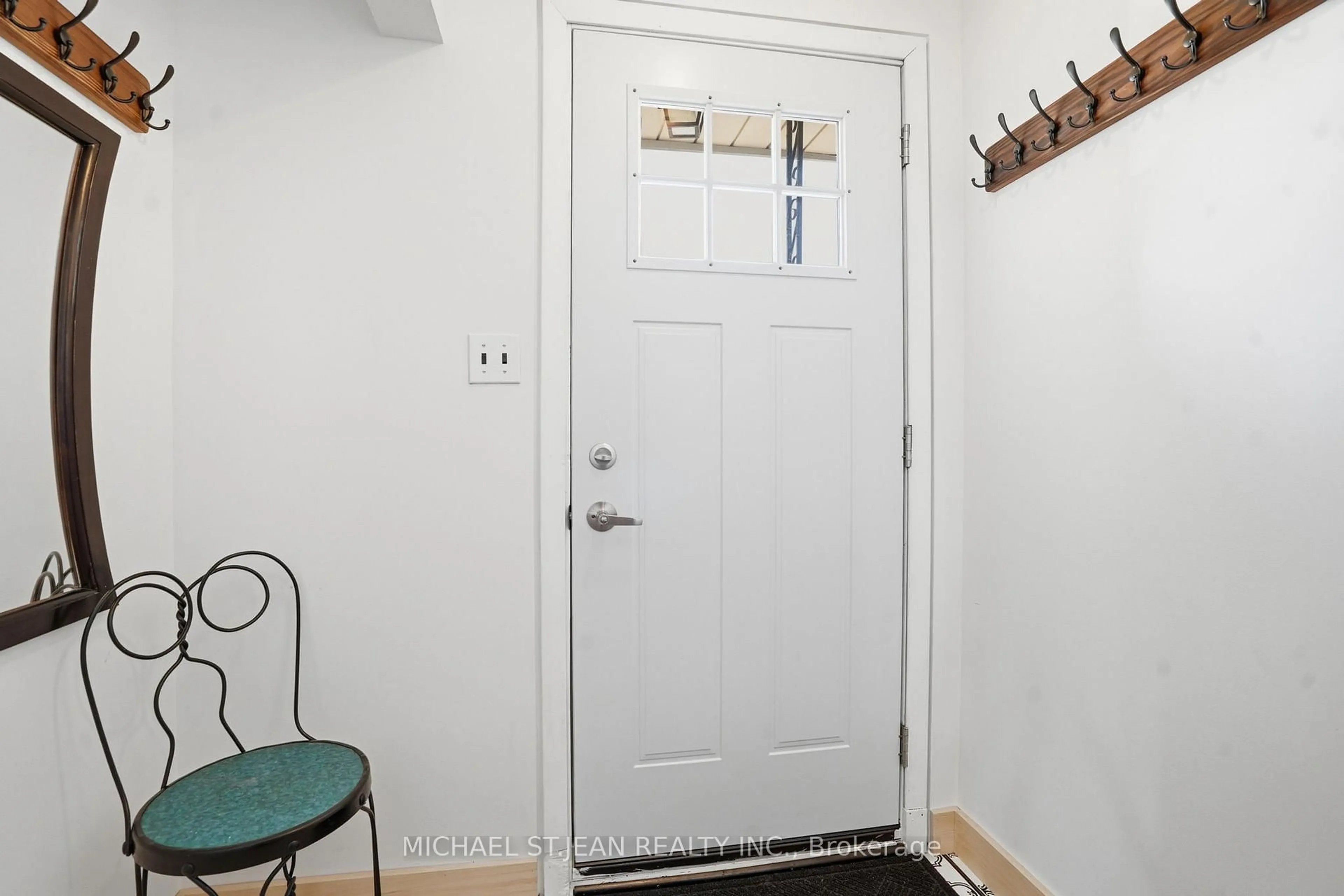 Indoor entryway for 5056 Fourth Ave, Niagara Falls Ontario L2E 4P6