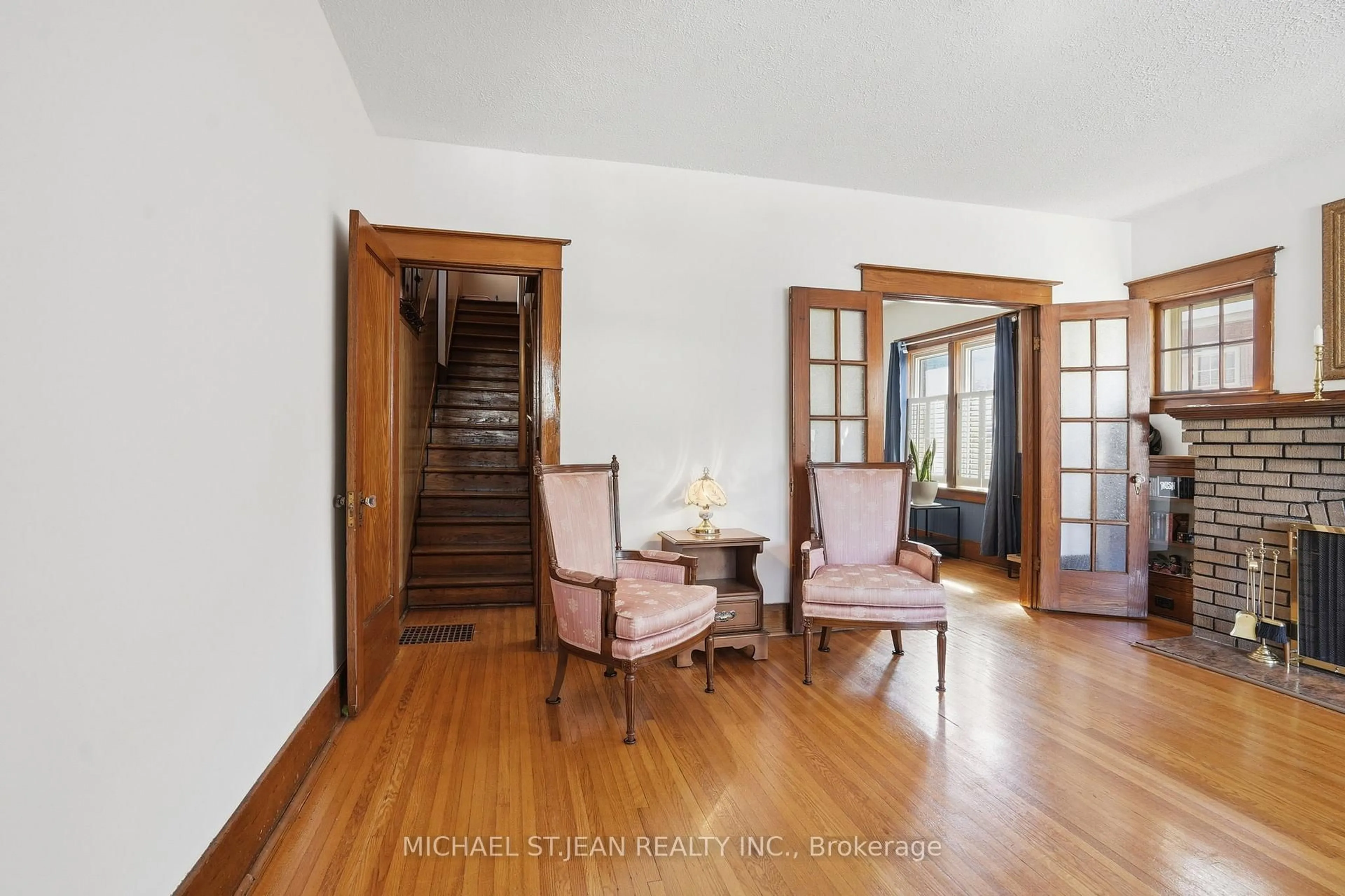 Indoor foyer for 5056 Fourth Ave, Niagara Falls Ontario L2E 4P6