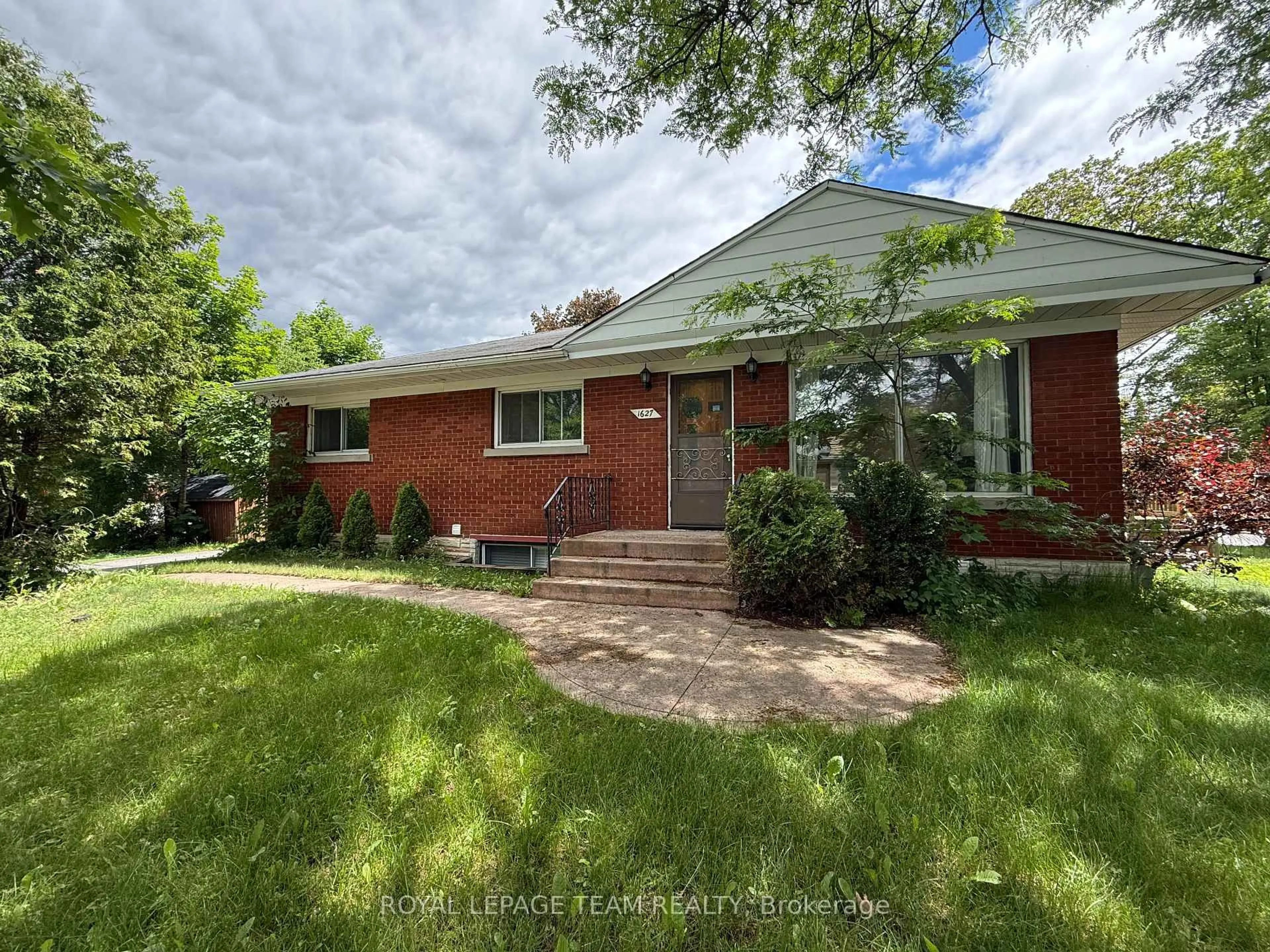 A pic from outside/outdoor area/front of a property/back of a property/a pic from drone, street for 1627 CHAUCER Ave #1 & 2, Ottawa Ontario K1G 0R7