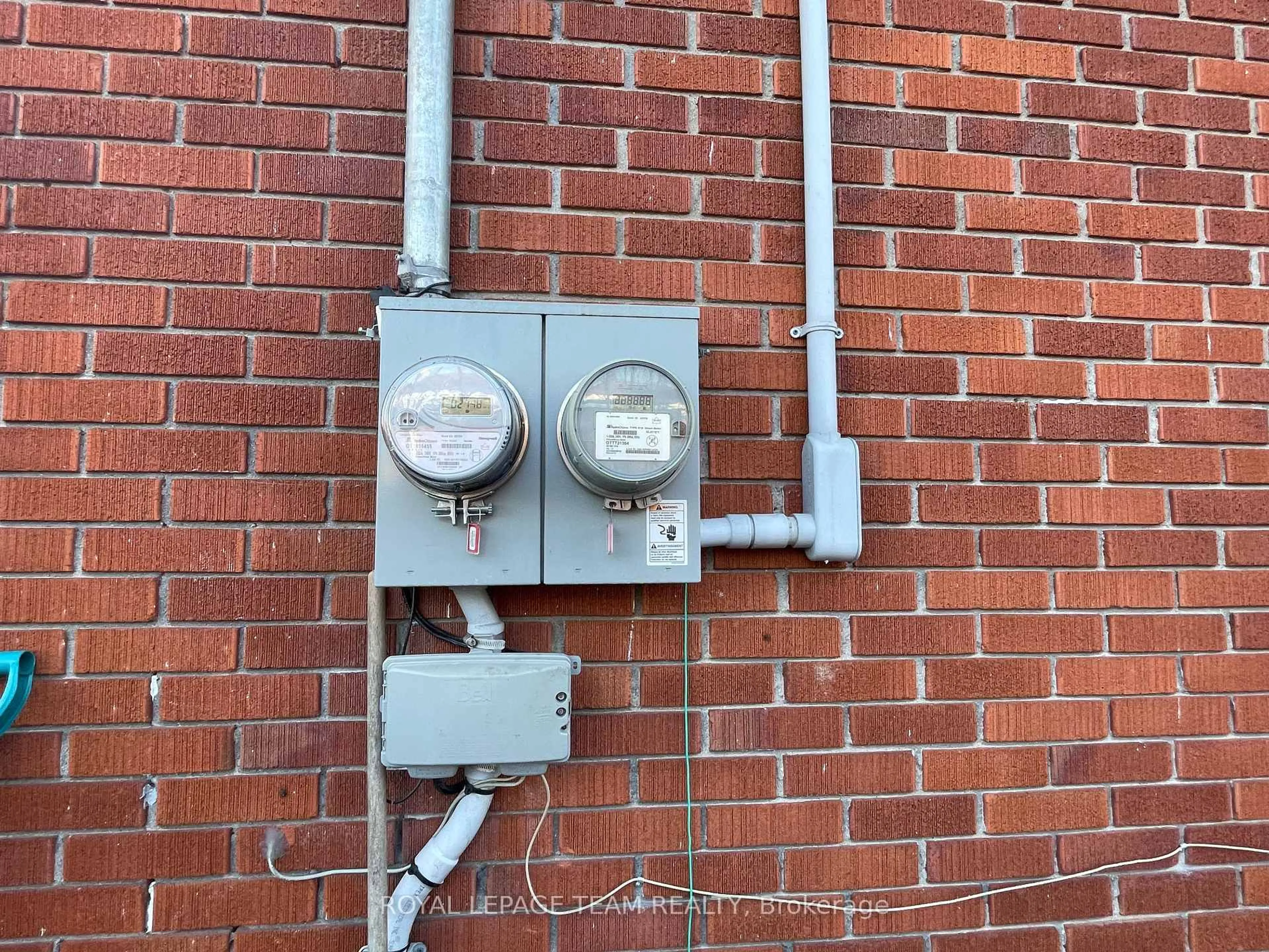 A pic from outside/outdoor area/front of a property/back of a property/a pic from drone, street for 1627 CHAUCER Ave #1 & 2, Ottawa Ontario K1G 0R7