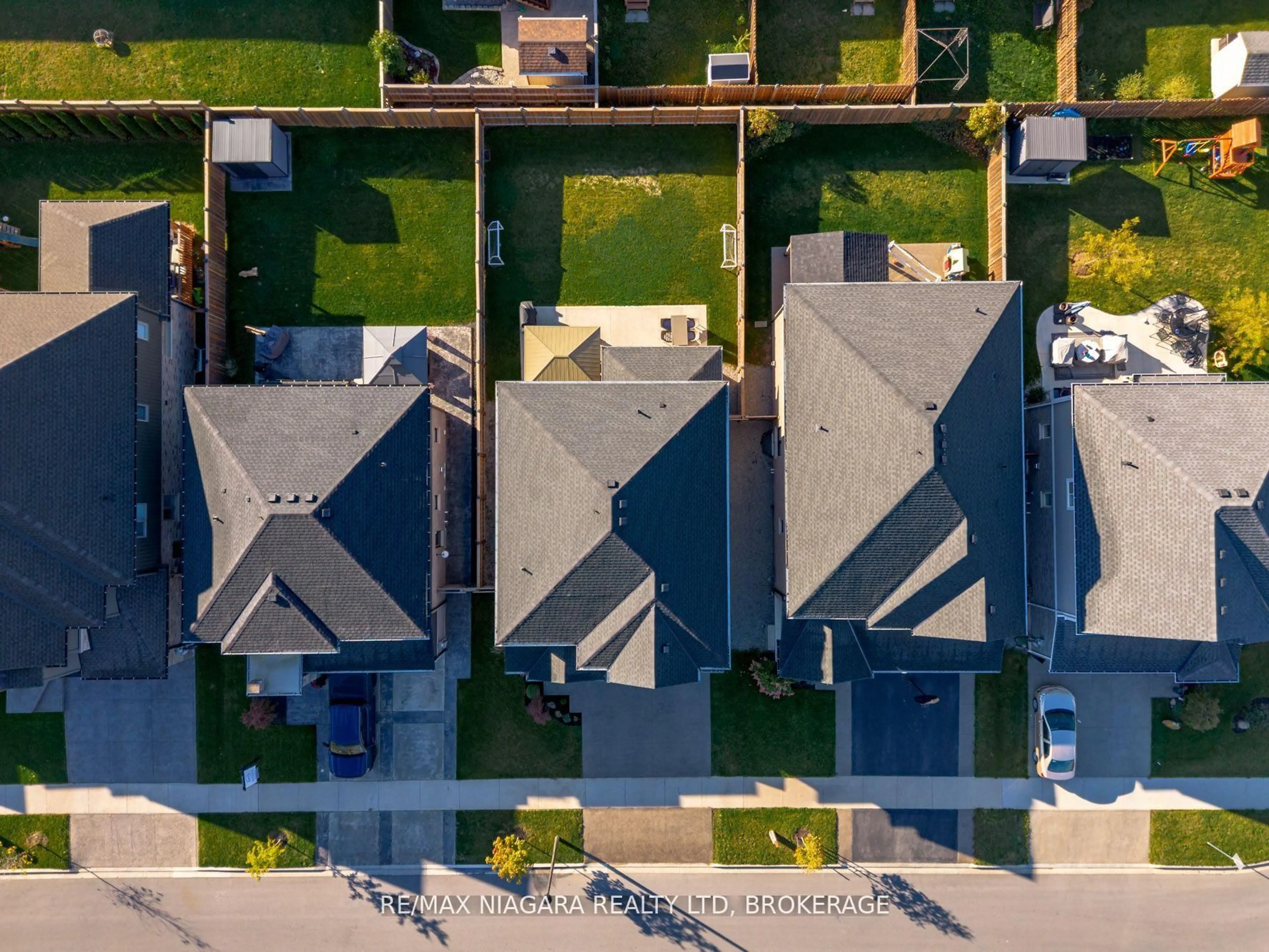 A pic from outside/outdoor area/front of a property/back of a property/a pic from drone, street for 6 Myrtle St, Pelham Ontario L0S 1E6