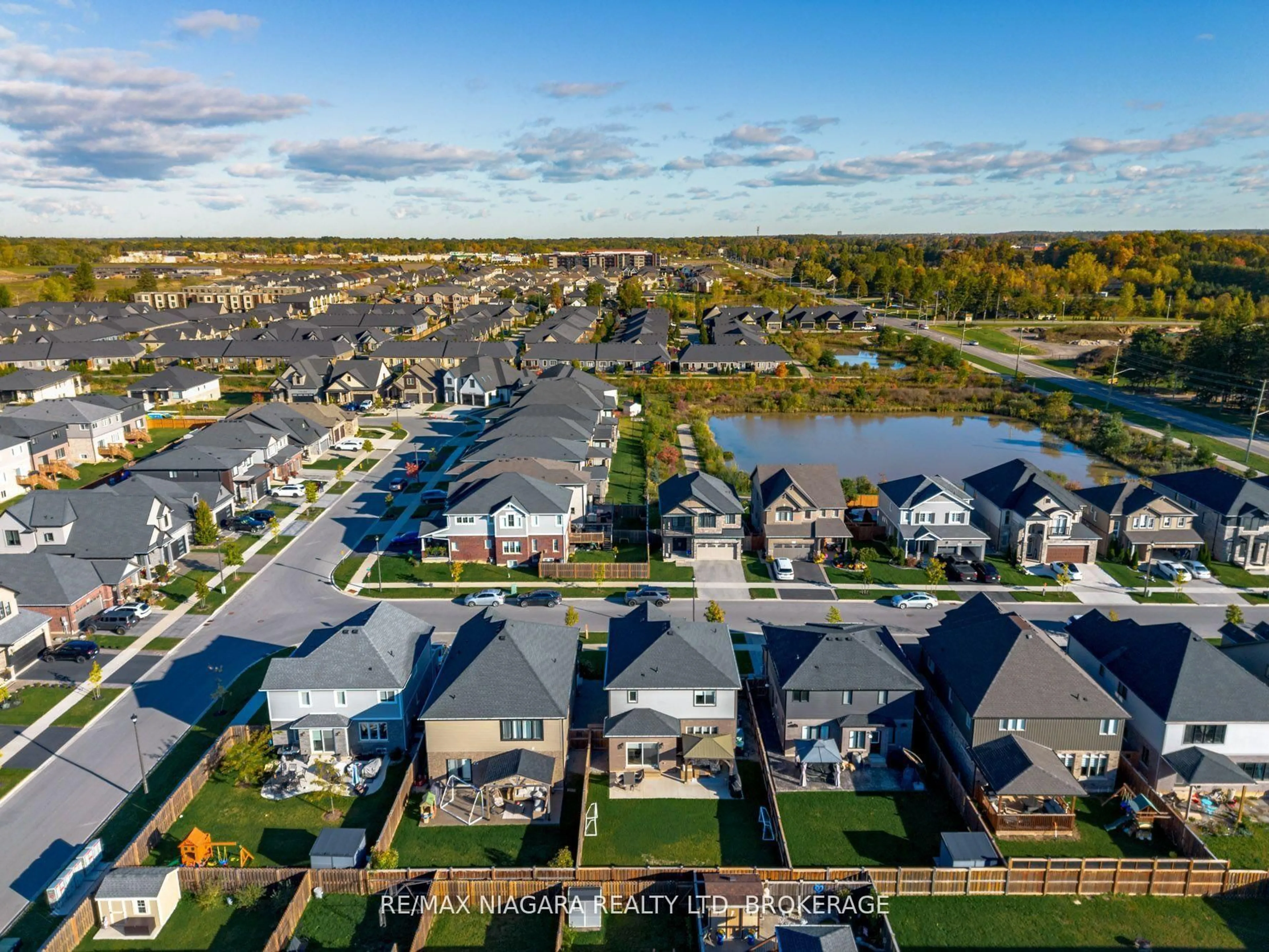 A pic from outside/outdoor area/front of a property/back of a property/a pic from drone, street for 6 Myrtle St, Pelham Ontario L0S 1E6
