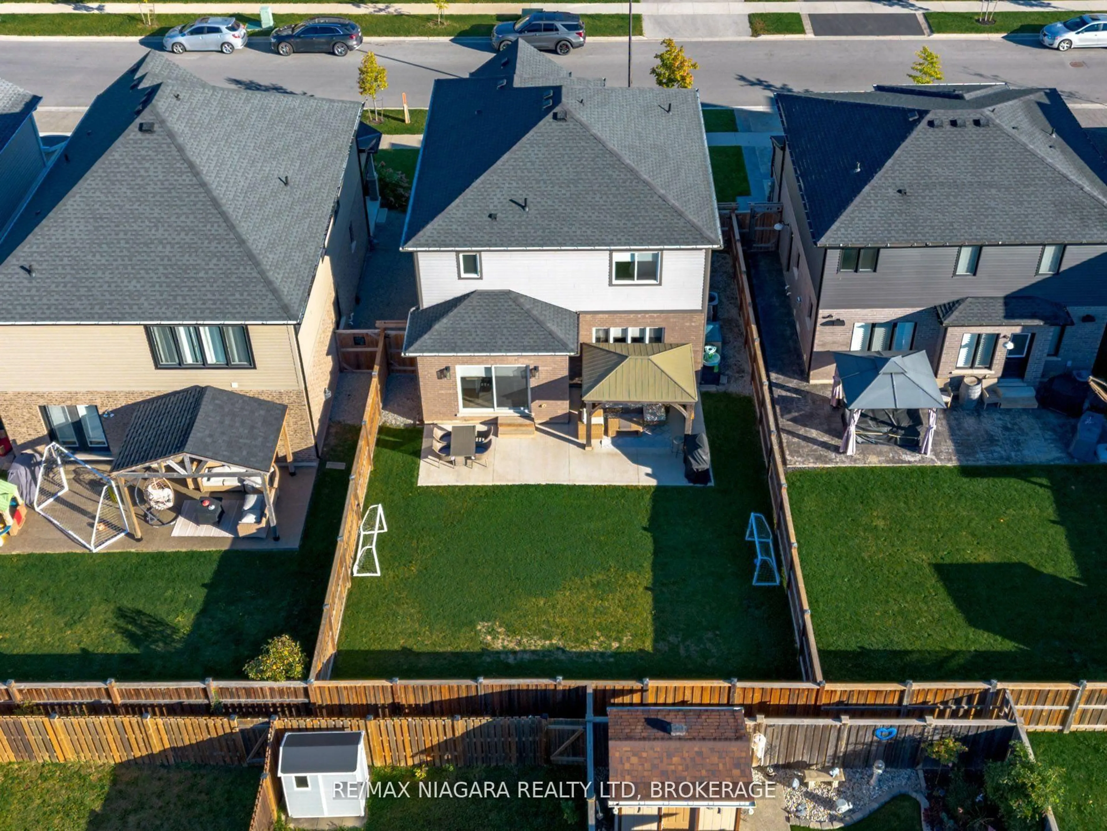 A pic from outside/outdoor area/front of a property/back of a property/a pic from drone, unknown for 6 Myrtle St, Pelham Ontario L0S 1E6