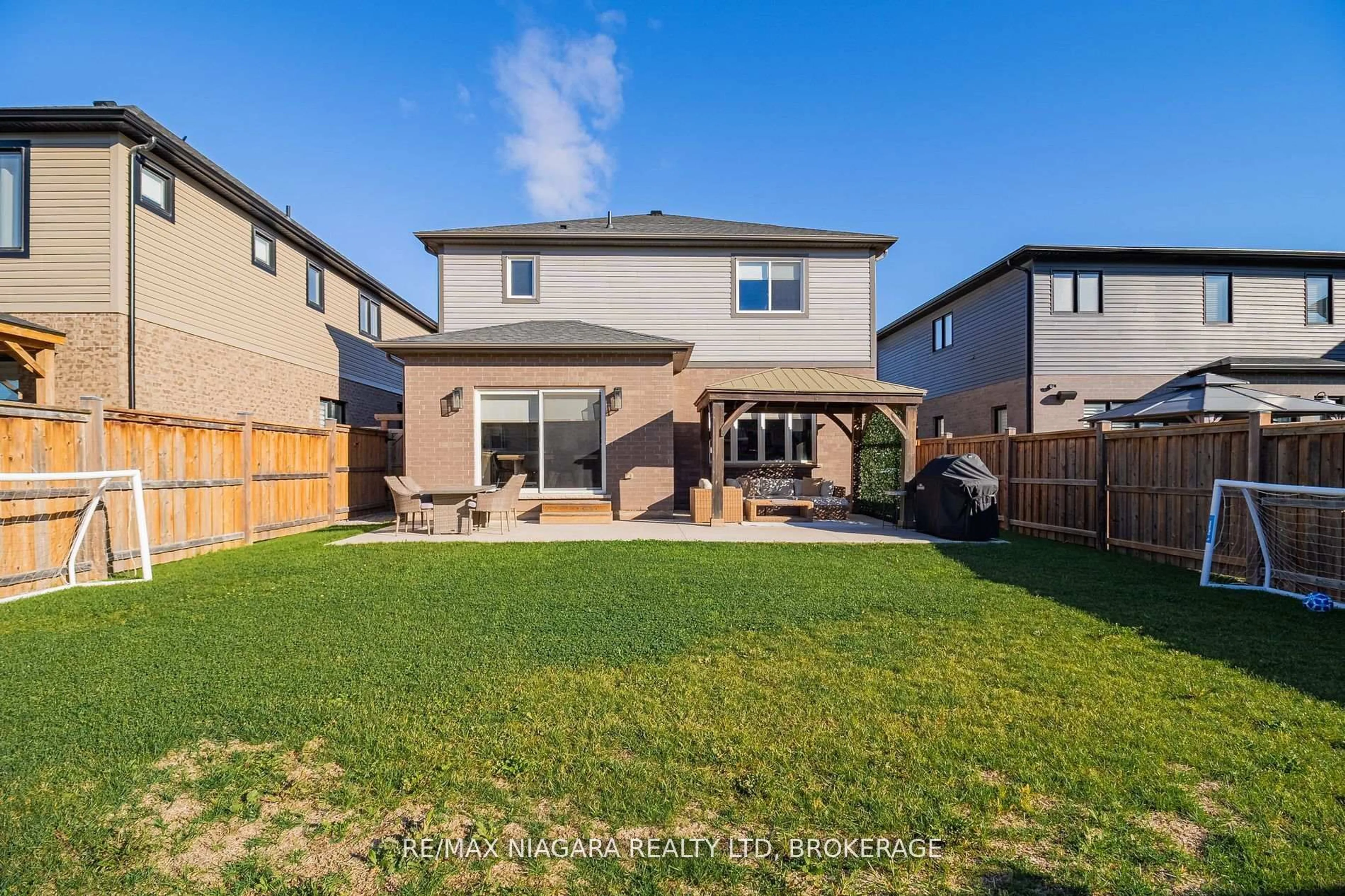 A pic from outside/outdoor area/front of a property/back of a property/a pic from drone, street for 6 Myrtle St, Pelham Ontario L0S 1E6
