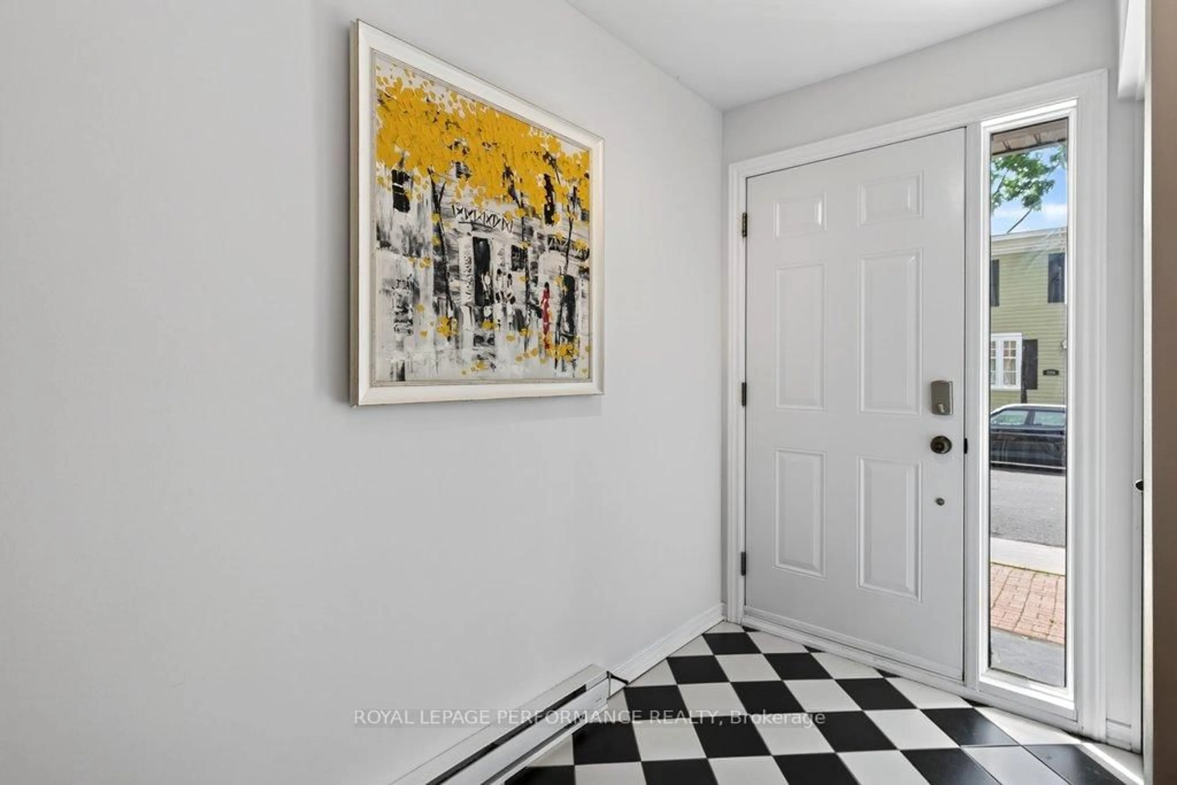 Indoor foyer for 255 Cathcart St #5, Ottawa Ontario K1N 5C2