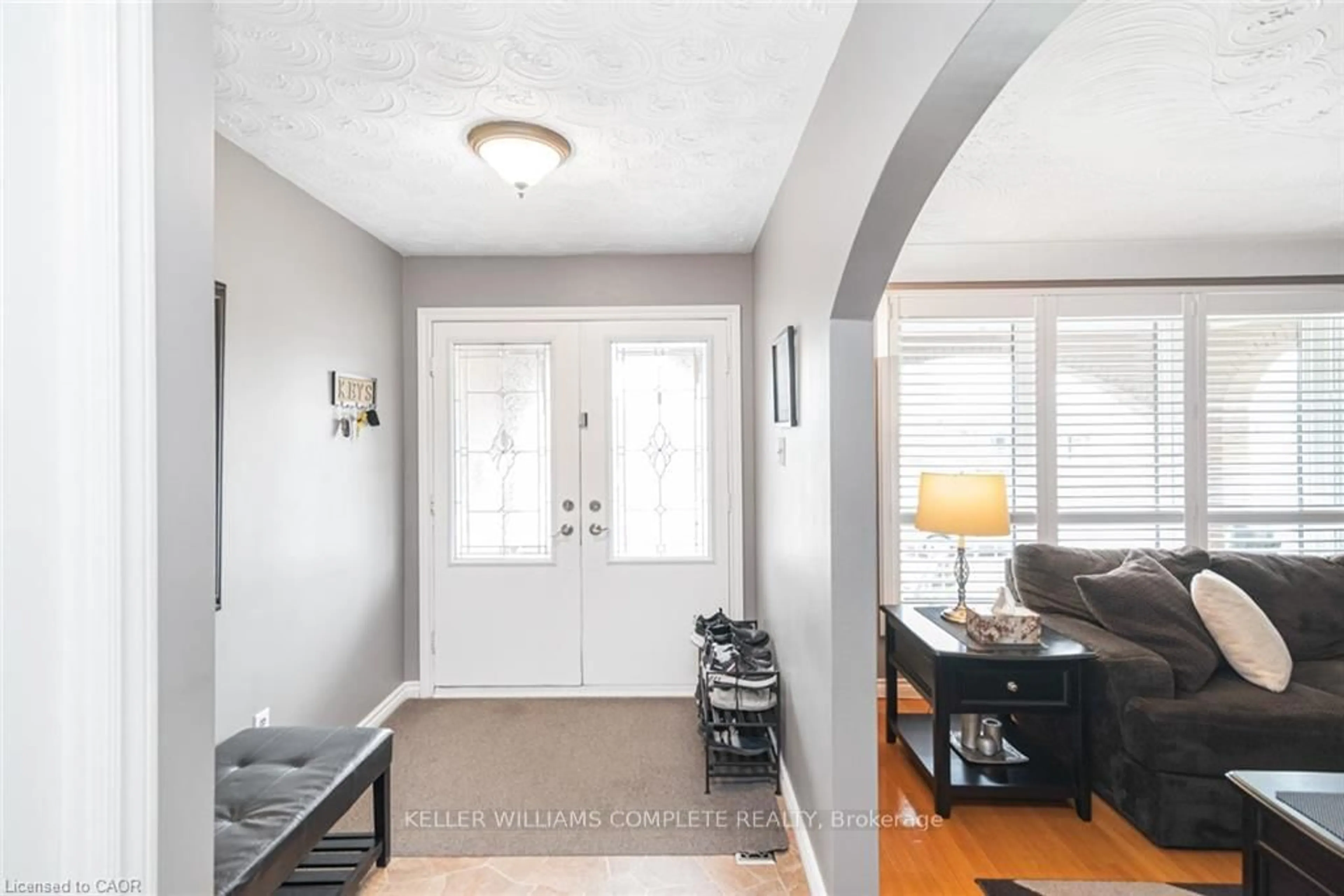 Indoor entryway for 366 BERKINDALE Dr, Hamilton Ontario L8E 3T8