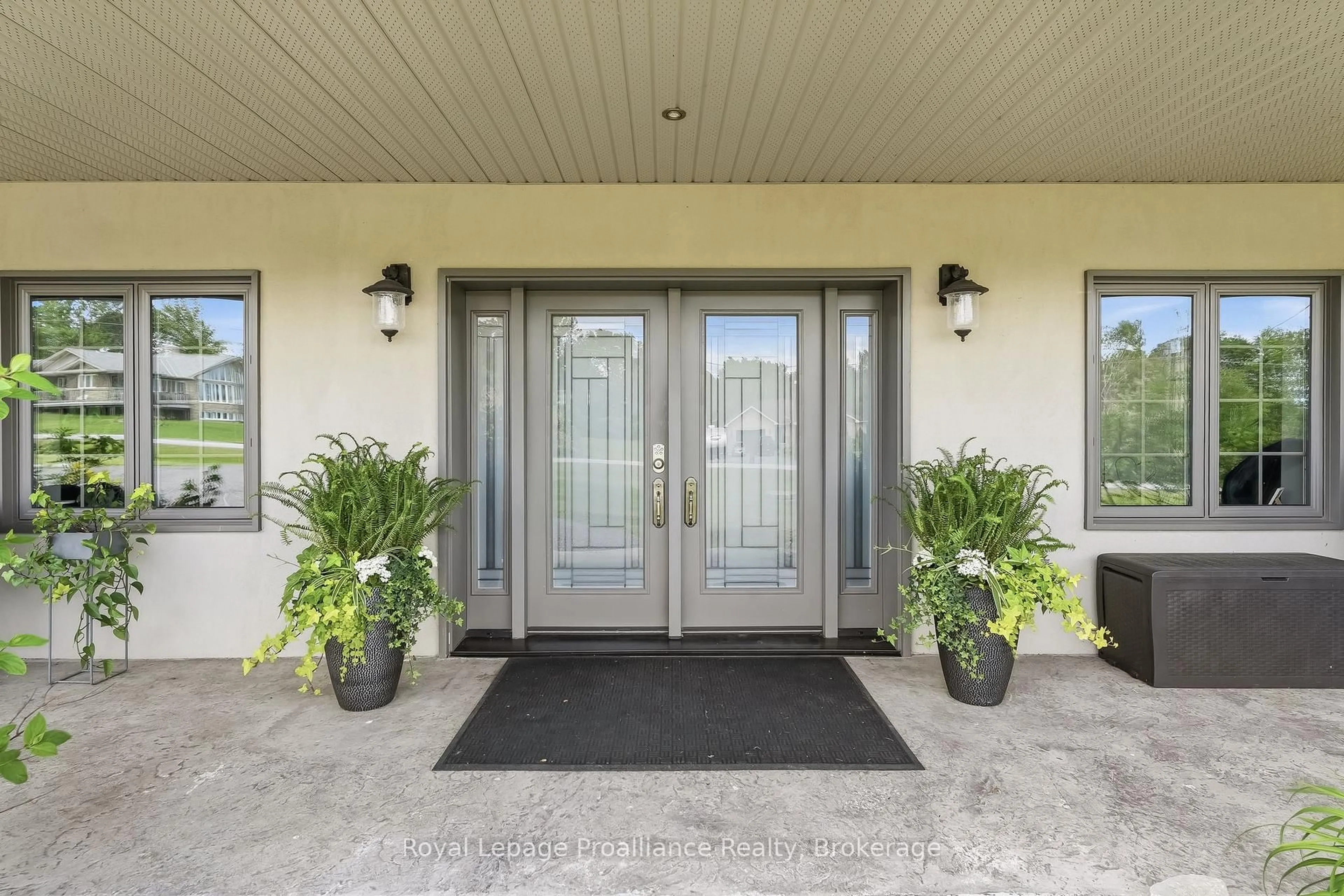 Indoor entryway for 1646 Harriet Lane, Selwyn Ontario K0L 1T0