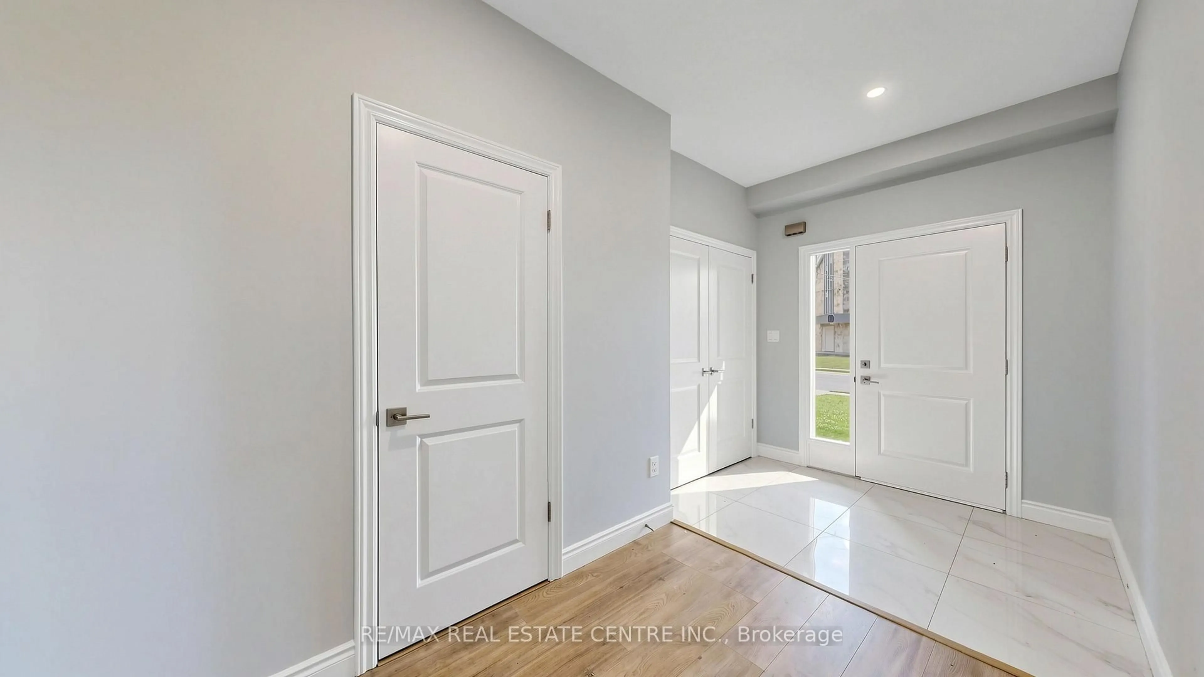 Indoor entryway for 149 Ballantyne Ave, Cambridge Ontario N1R 2T3