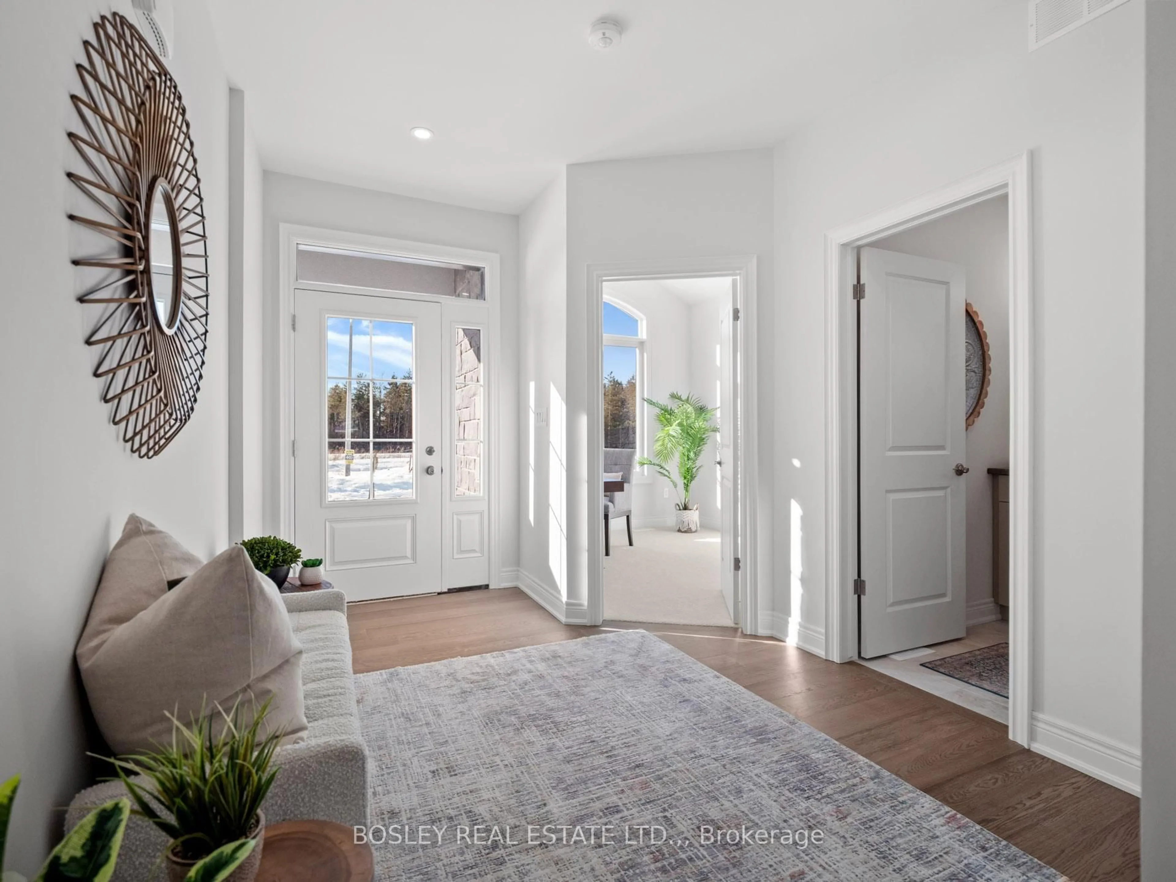 Indoor entryway for 526 Royal Ridge Dr, Fort Erie Ontario L0S 1N0