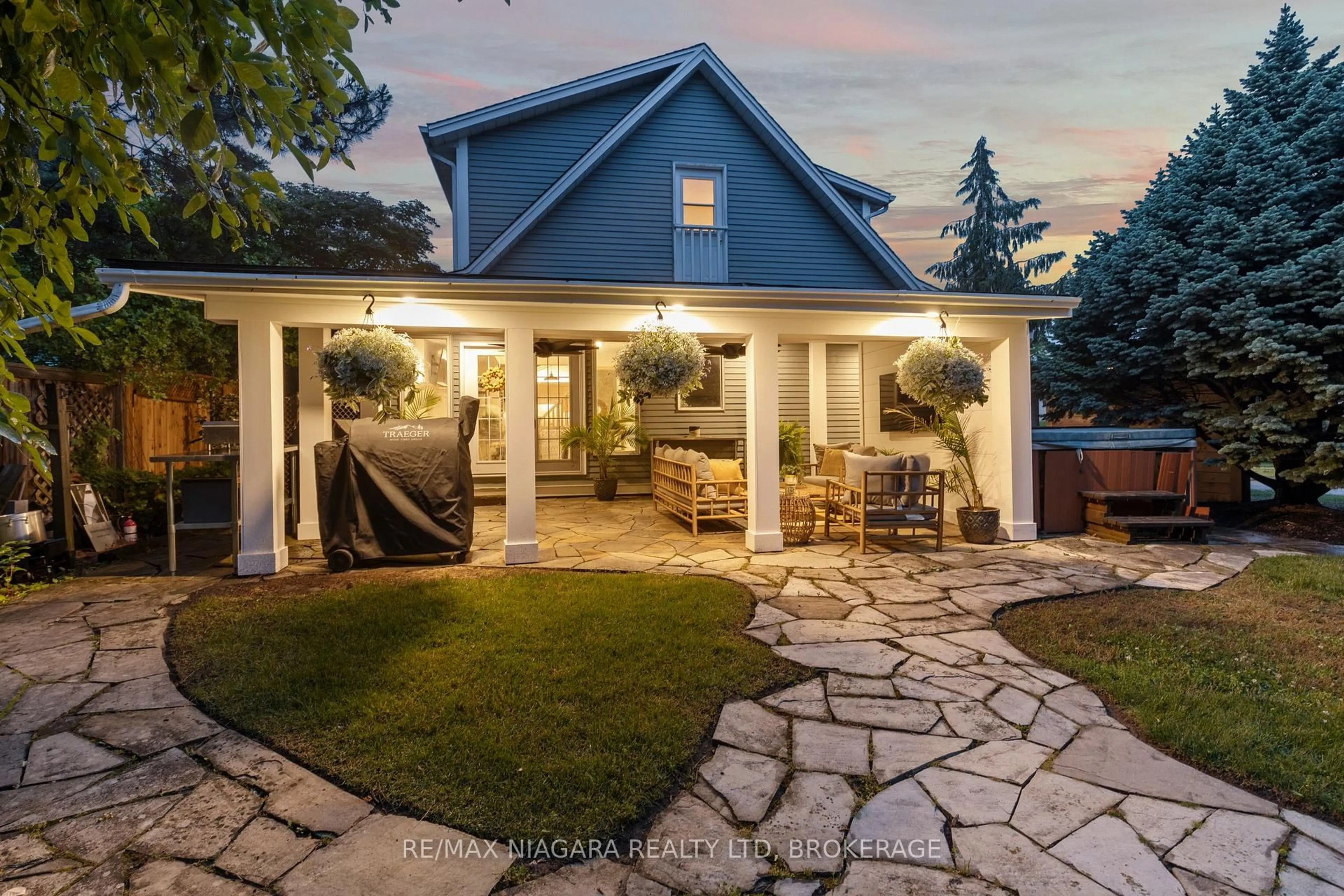 Patio, street for 202 Anne St, Niagara-on-the-Lake Ontario L0S 1J0
