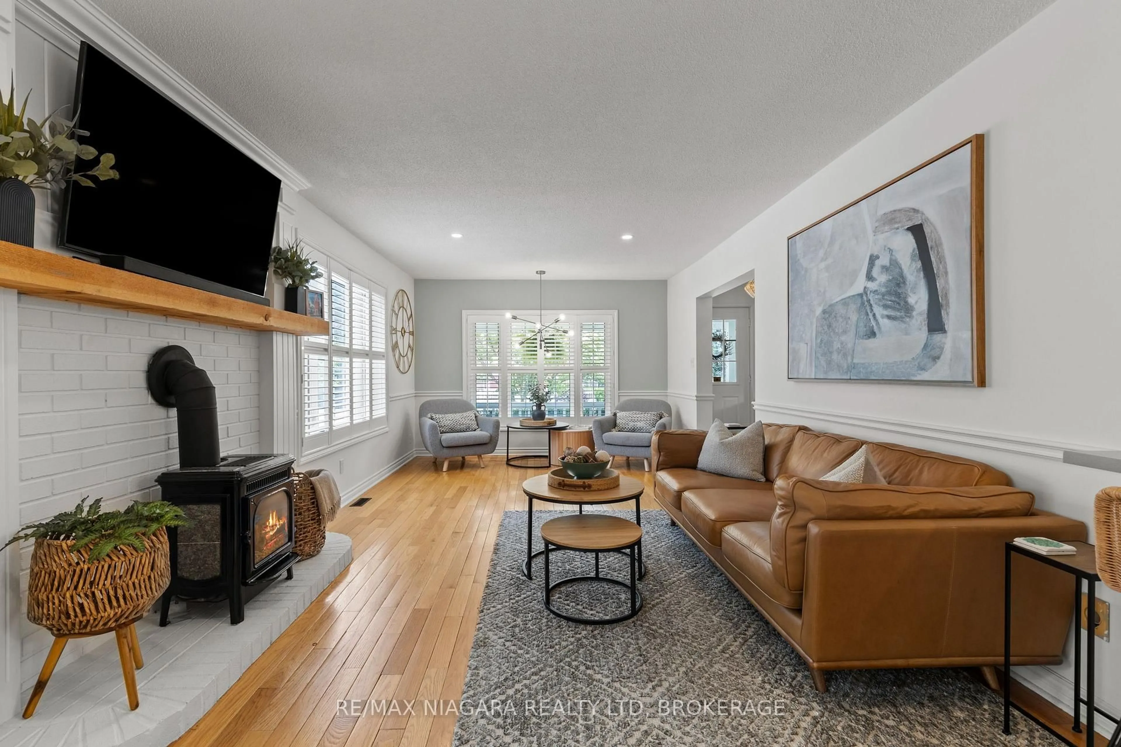 Living room with furniture, unknown for 202 Anne St, Niagara-on-the-Lake Ontario L0S 1J0
